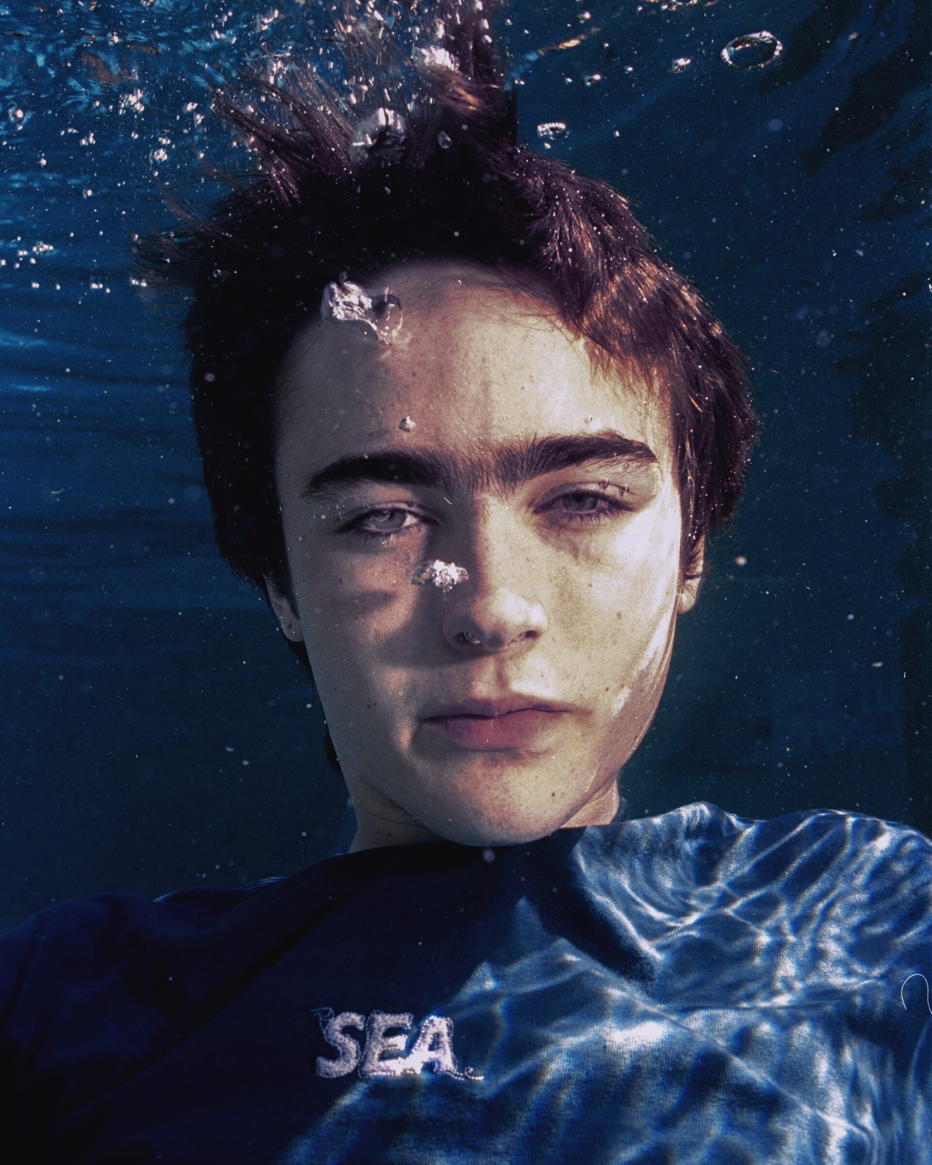 〈WIND AND SEA〉が〈CONVERSE〉との初となるコラボレーションを発表 ZS_WindAndSeaConverse_Pool_01-1920x2400 〈WIND AND SEA〉が〈CONVERSE〉との初となるコラボレーションを発表 ZS_WindAndSeaConverse_Pool_01-1920x2400