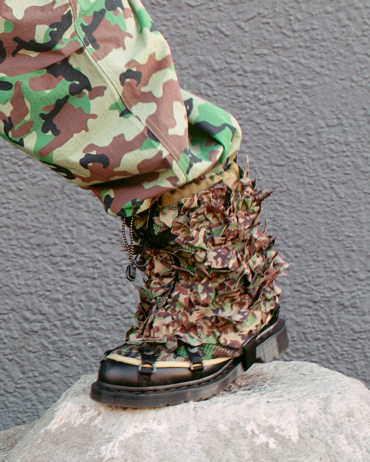 〈Dr. Martens〉が〈BABYLON〉との壮大なアウトドアシーンに着想した最新コラボを発表 DR.-MARTENS-X-BABYLON-_AW25_1460GreenLeg