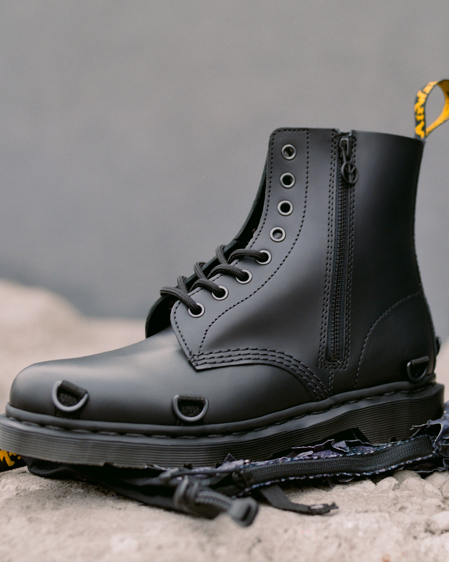 〈Dr. Martens〉が〈BABYLON〉との壮大なアウトドアシーンに着想した最新コラボを発表 DR.-MARTENS-X-BABYLON-_AW25_1460OffFoot