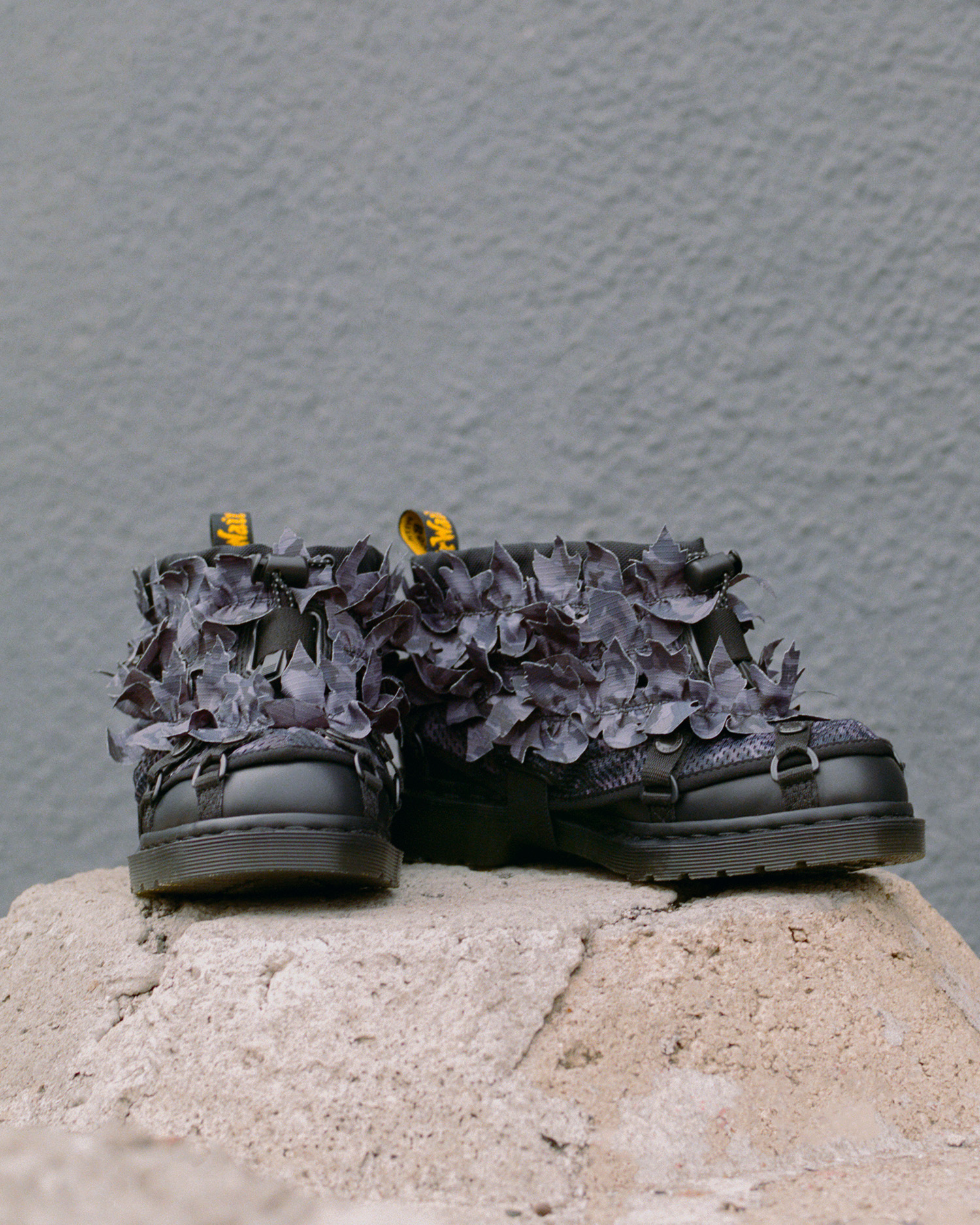 〈Dr. Martens〉が〈BABYLON〉との壮大なアウトドアシーンに着想した最新コラボを発表 DR.-MARTENS-X-BABYLON-_AW25_OffFoot1461