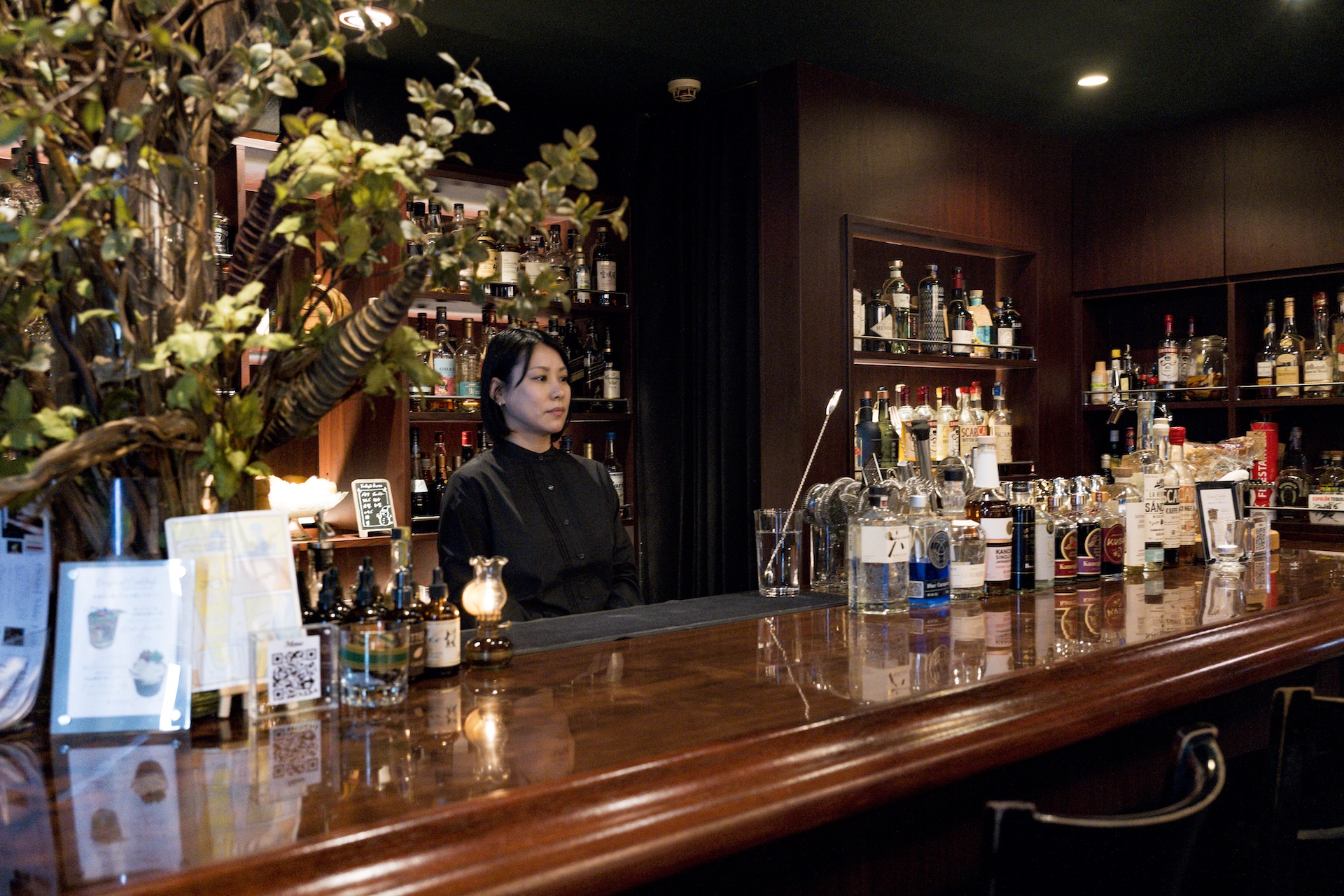 ヒコロヒーに訊く、BARのすゝめ｜「おすすめで」から始まる心地の良い時間 ZZ8_3351