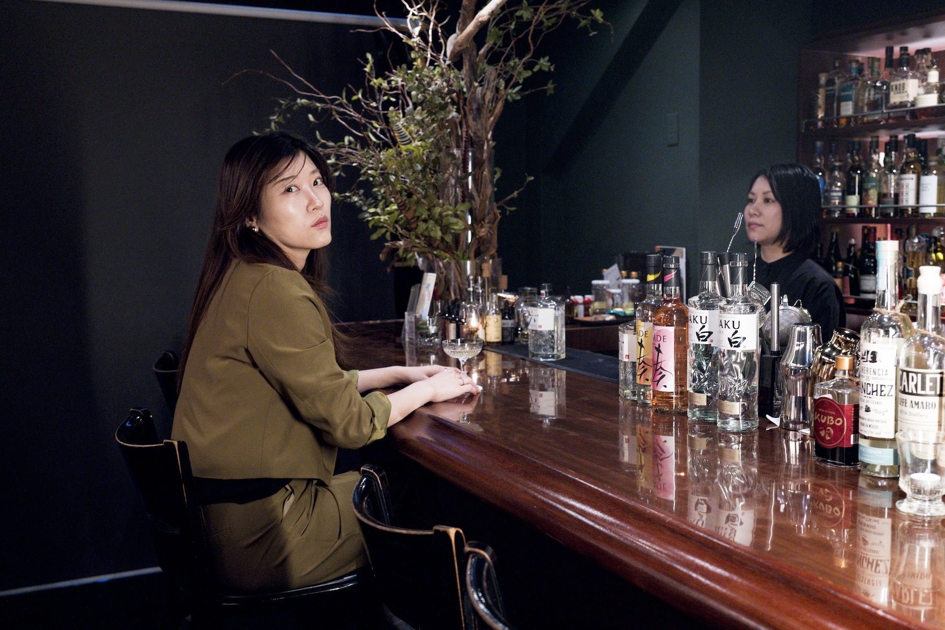 ヒコロヒーに訊く、BARのすゝめ｜「おすすめで」から始まる心地の良い時間 ZZ8_3359