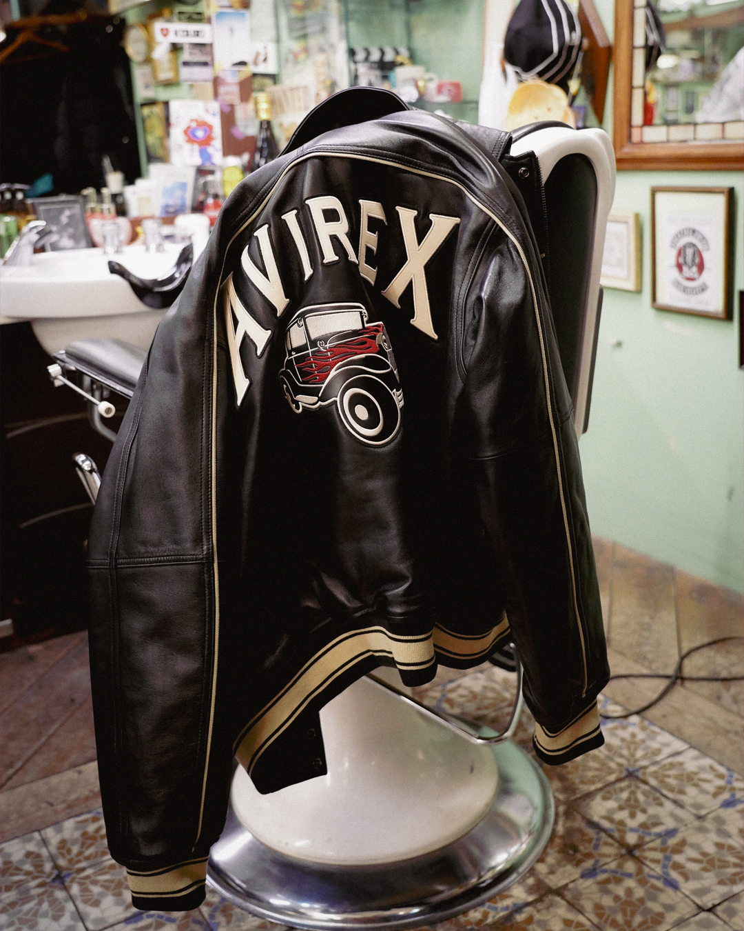 〈AVIREX〉が日本を代表するバーバーショップ『MR.BROTHERS CUT CLUB』とのコラボジャケットを発売 sub2-9 〈AVIREX〉が日本を代表するバーバーショップ『MR.BROTHERS CUT CLUB』とのコラボジャケットを発売 sub2-9