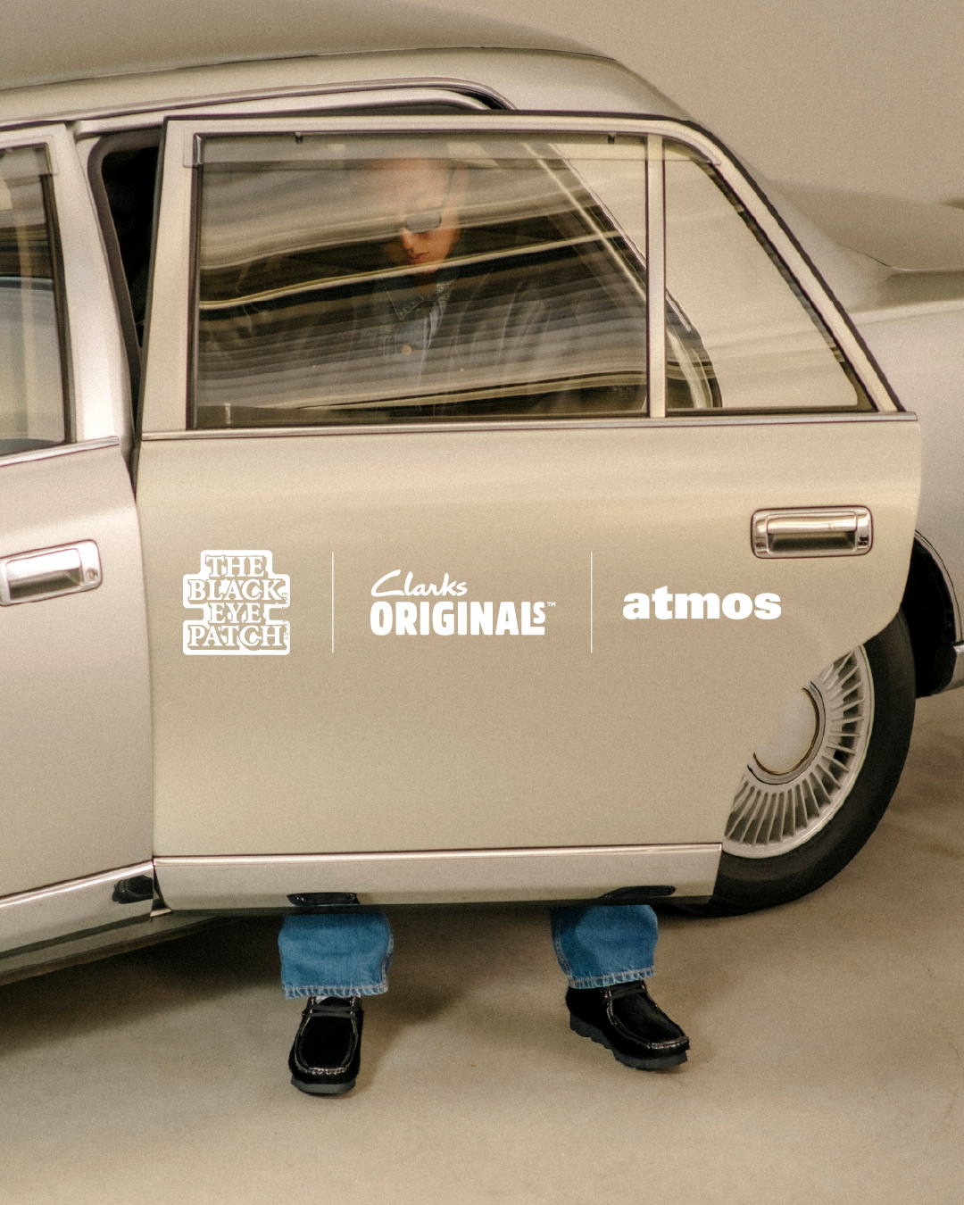 〈Clarks Originals〉x〈atmos〉x〈BlackEyePatch〉によるトリプルコラボWallabeeが発売 sub7-9