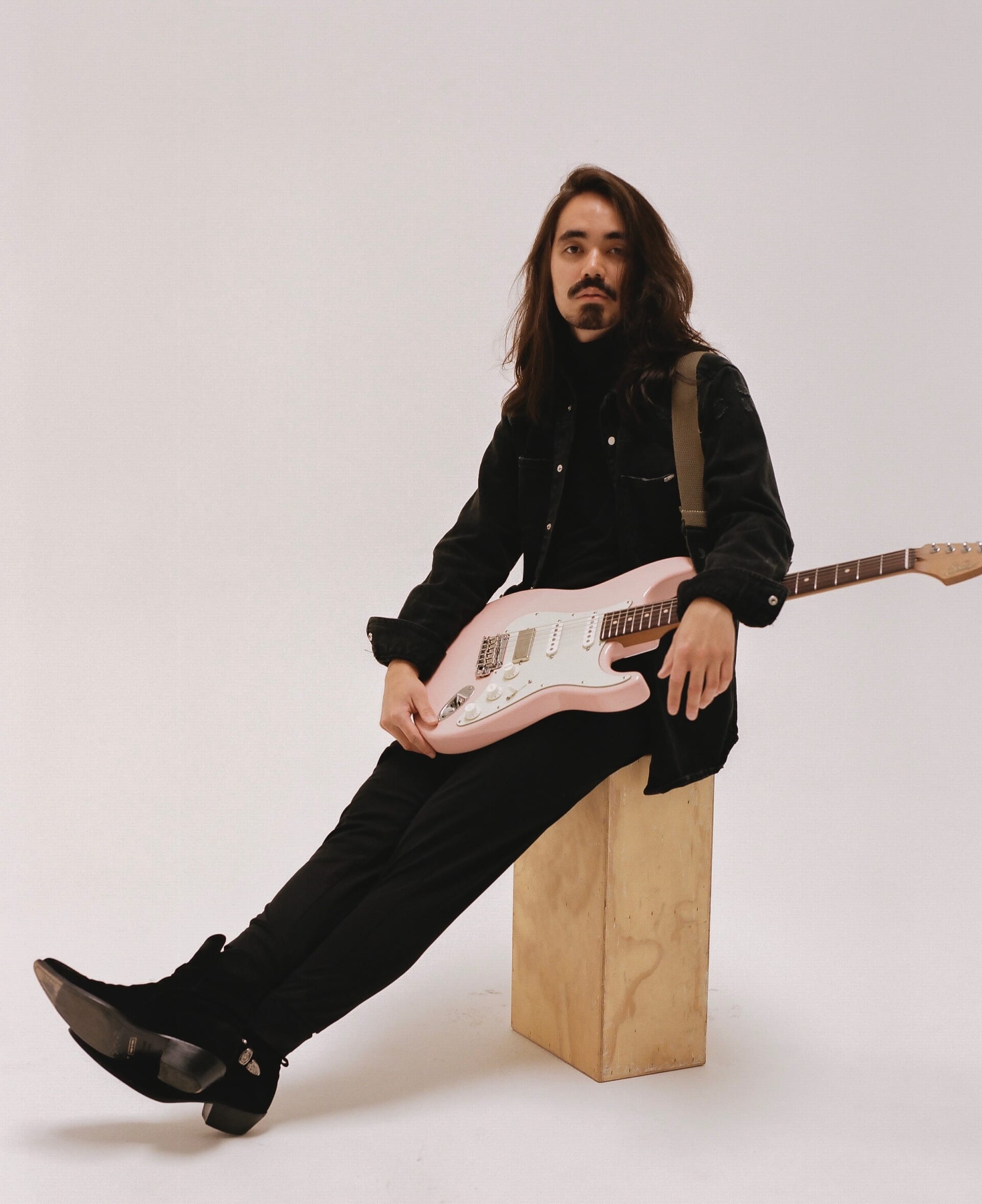 世界を魅了するギタリスト・マテウスアサトのデビューアルバムの発売が決定! 先行シングルも発表。 Mateus-Asato_Artist-Photo-1920x2354