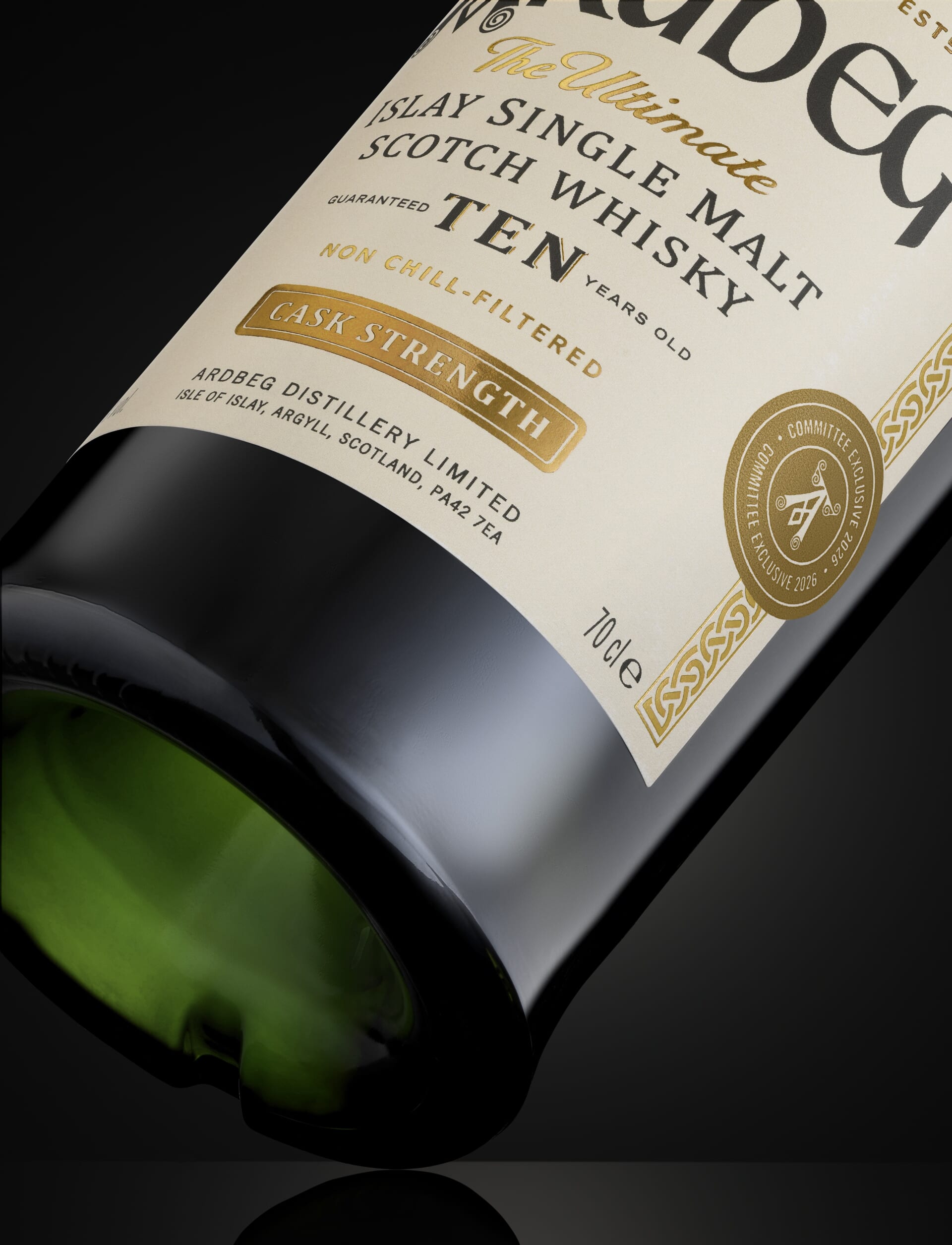 〈アードベッグ〉が樽出し原酒でボトリングした限定品 アードベッグ 10年 カスクストレングスを数量限定で発売 005-Ten-Cask-Strength-Side-Label-Close-Up-Brighter-Black-Background-With-Reflection-1920x2511