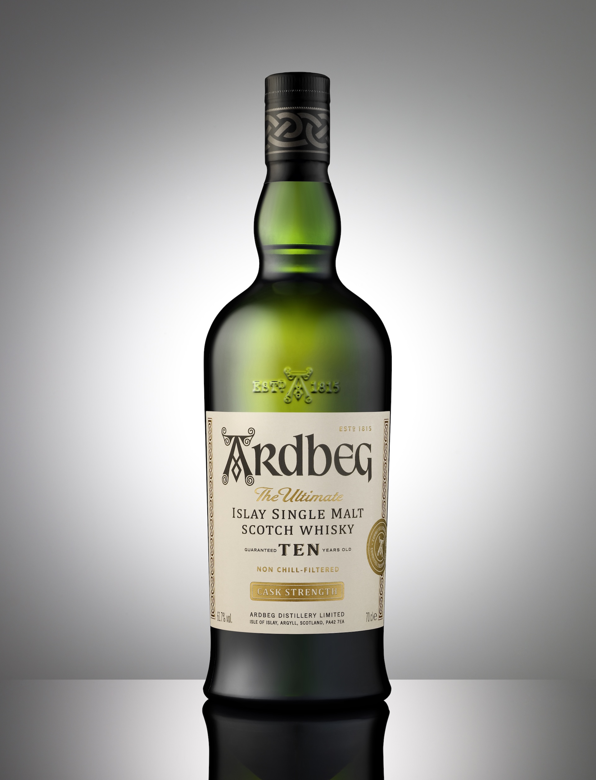 〈アードベッグ〉が樽出し原酒でボトリングした限定品 アードベッグ 10年 カスクストレングスを数量限定で発売 001-Ten-Cask-Strength-Front-Grey-Background-With-Reflection