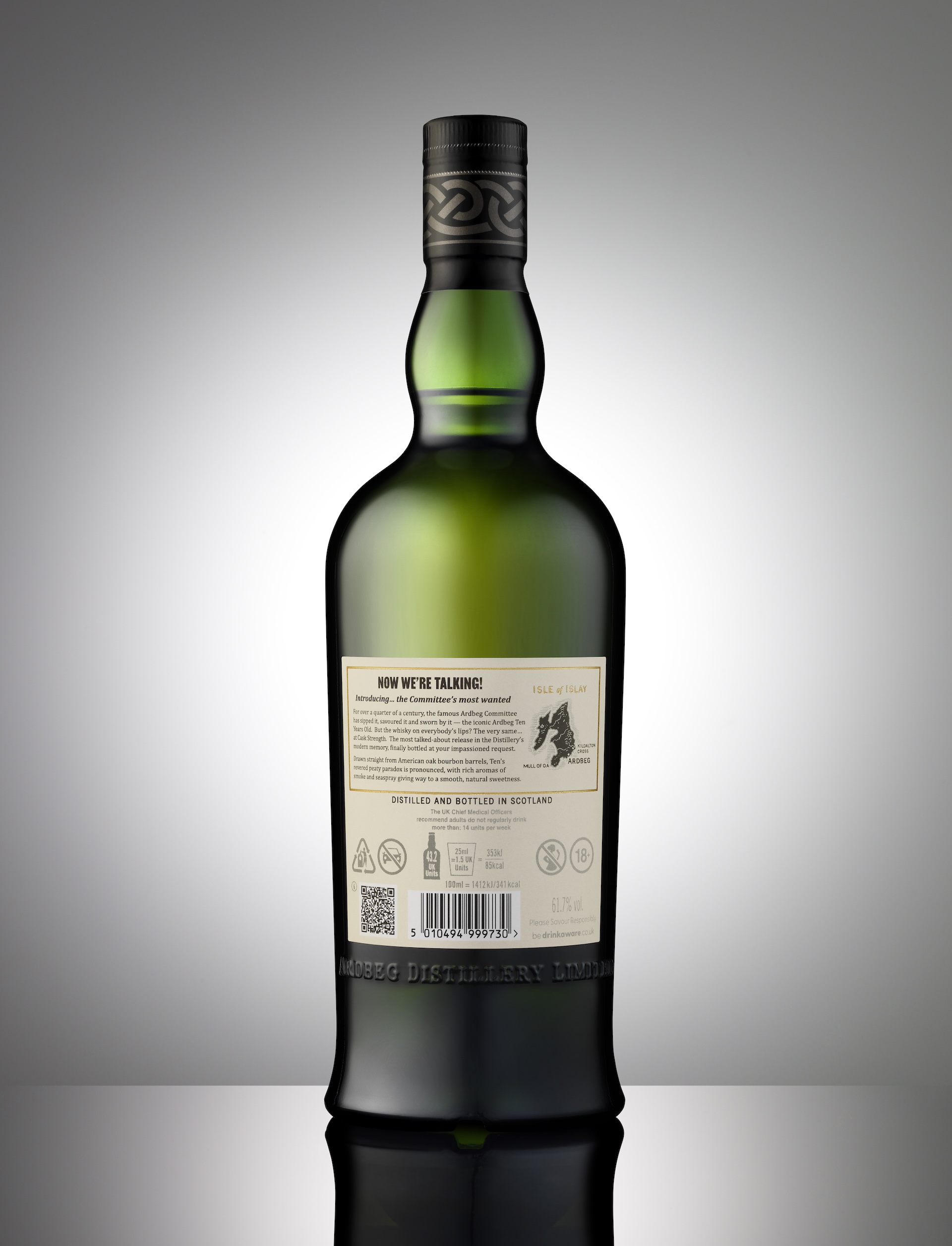 〈アードベッグ〉が樽出し原酒でボトリングした限定品 アードベッグ 10年 カスクストレングスを数量限定で発売 002-Ten-Cask-Strength-Back-Grey-Background-With-Reflection