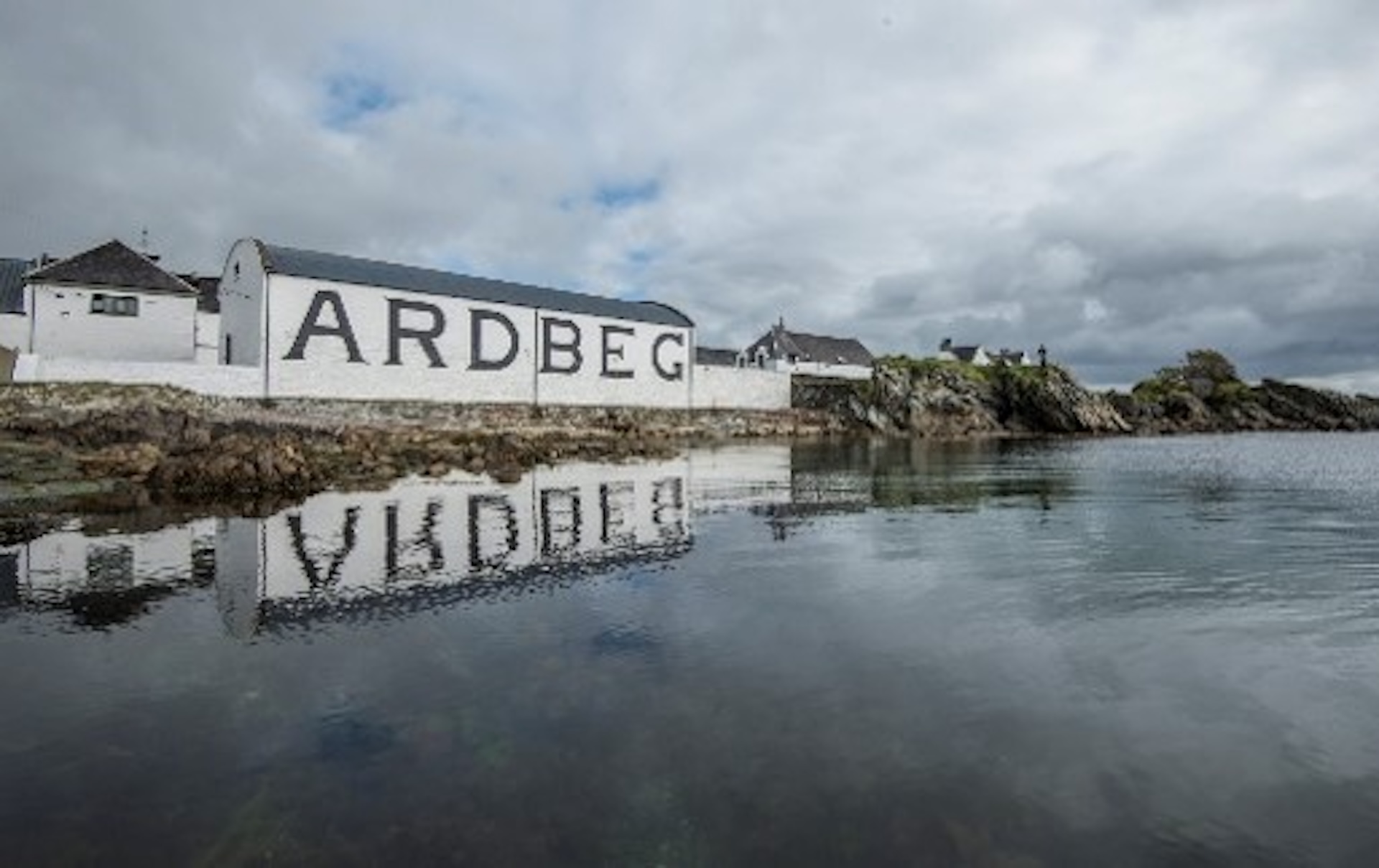 〈アードベッグ〉が樽出し原酒でボトリングした限定品 アードベッグ 10年 カスクストレングスを数量限定で発売 9b11b9e61c5f74f1a485a958c095d54f