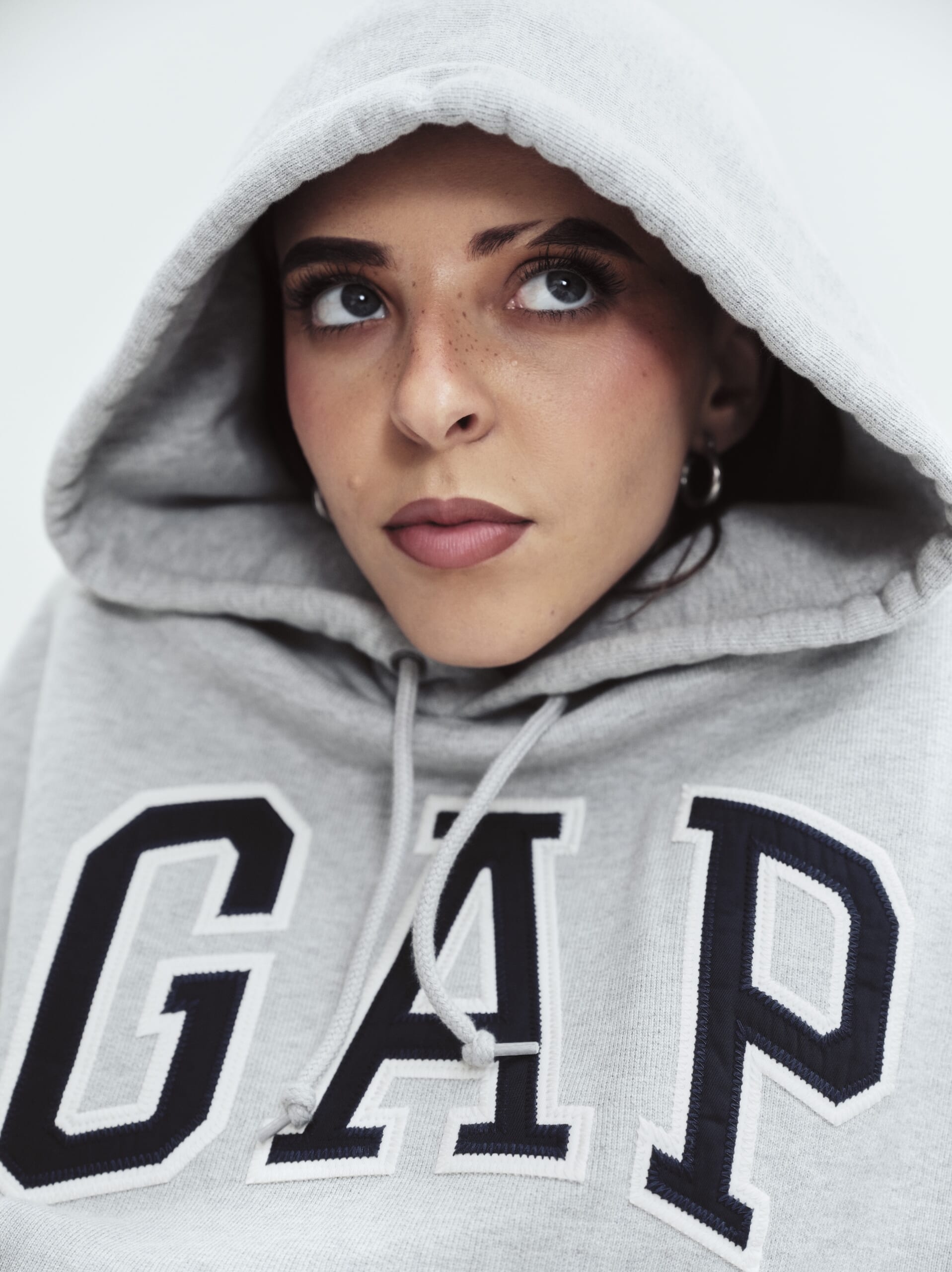 〈GAP〉がグローバルアーティスト Young Mikoを起用したグローバルキャンペーン “Sweats like this”をローンチ sub1-8-scaled