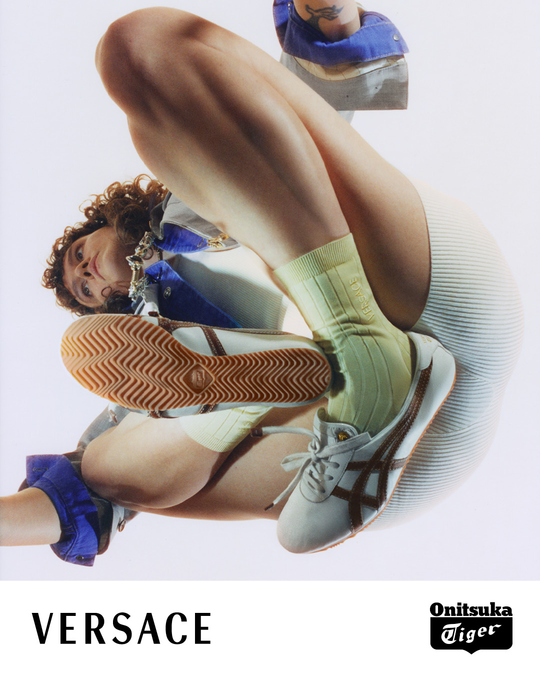 〈Onitsuka Tiger〉が〈VERSACE〉との最新コラボフットウェアを発売 sub1-4