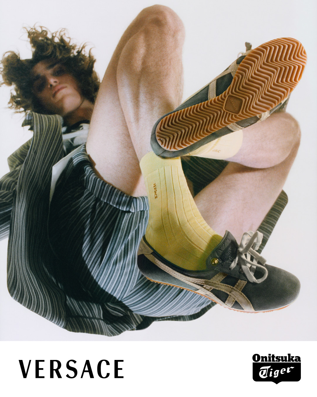 〈Onitsuka Tiger〉が〈VERSACE〉との最新コラボフットウェアを発売 sub3-2