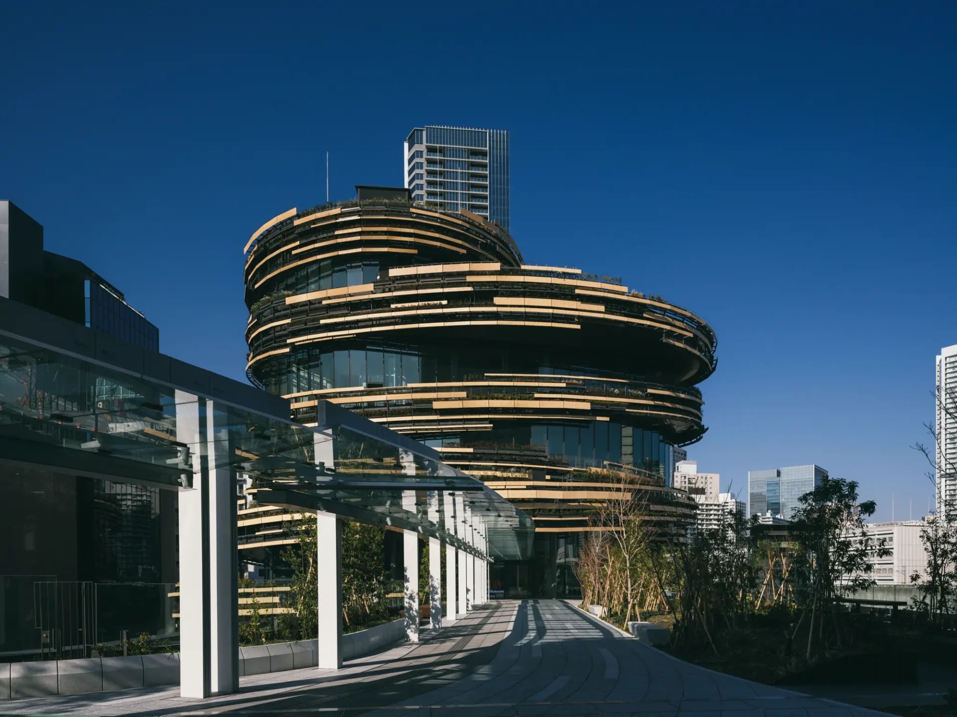 手塚治虫『火の鳥』が“浴びるマンガ”へ進化——巨大LED×ライブナレーションの没入型体験『MANGALOGUE』が高輪で開幕 MoN_Takanawa-20260317-0112-4-1920x1440