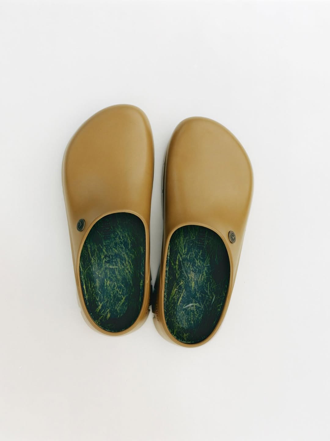〈BIRKENSTOCK〉とオーストラリア発の〈Song for the Mute〉によるコラボフットウェアが発売 birkenstock-song-for-the-mute7