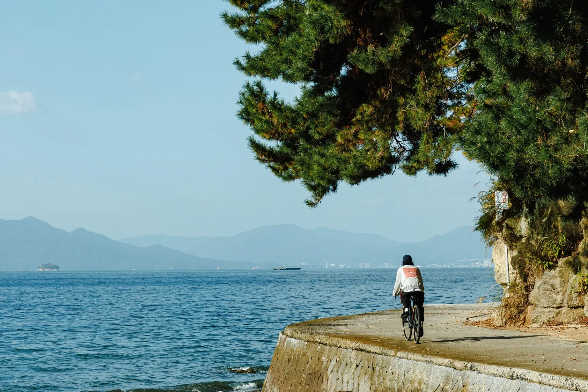 The Answer is “BICYCLE” ── <br>広島・宇品から始まる新しい自転車文化。<br>《せとうちサイクルステイズ》で、 瀬戸内の輪郭を身体に刻む旅へ。 03-1920x1280 The Answer is “BICYCLE” ── <br>広島・宇品から始まる新しい自転車文化。<br>《せとうちサイクルステイズ》で、 瀬戸内の輪郭を身体に刻む旅へ。 03-1920x1280