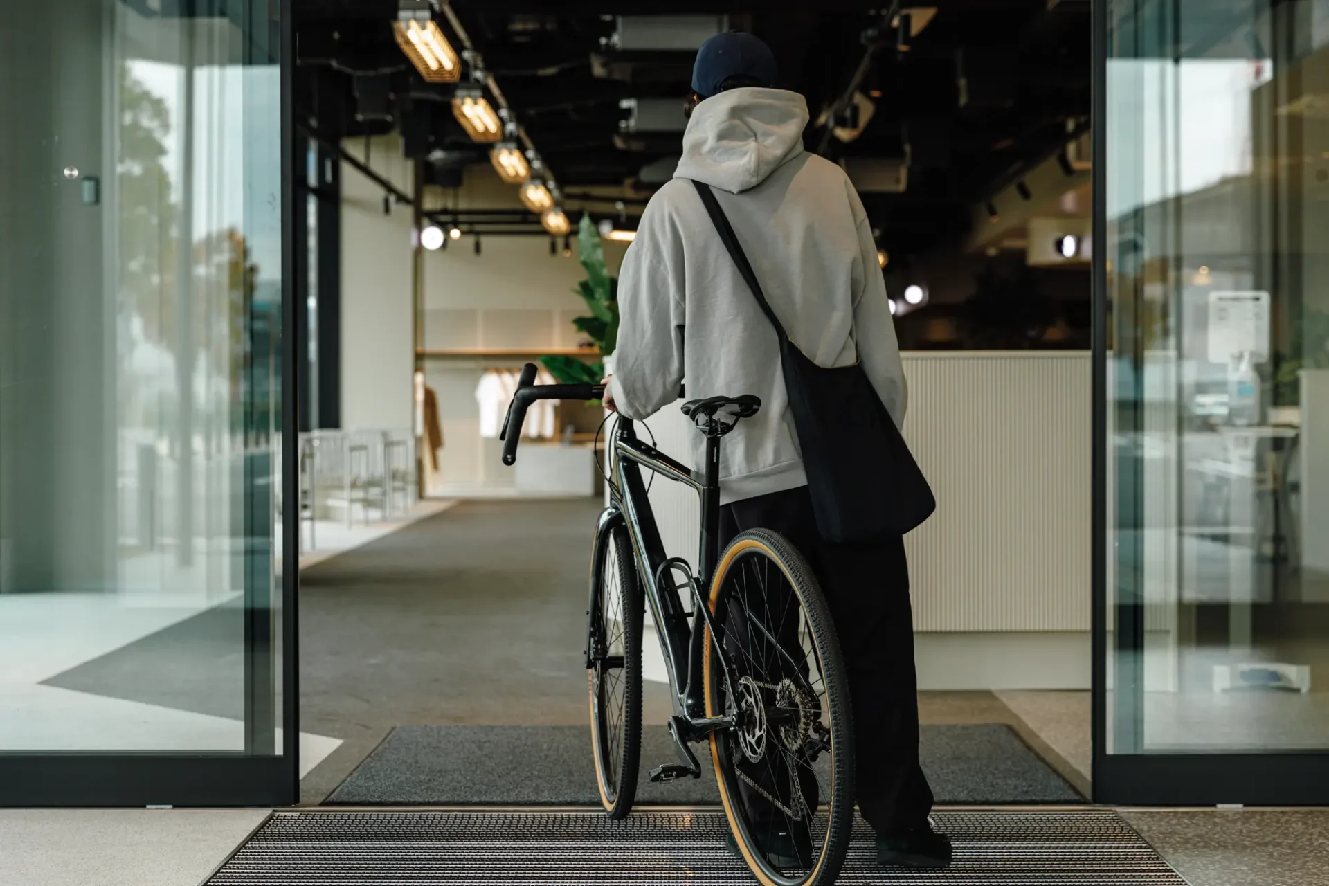 The Answer is “BICYCLE” ── <br>広島・宇品から始まる新しい自転車文化。<br>《せとうちサイクルステイズ》で、 瀬戸内の輪郭を身体に刻む旅へ。 06-1920x1280 The Answer is “BICYCLE” ── <br>広島・宇品から始まる新しい自転車文化。<br>《せとうちサイクルステイズ》で、 瀬戸内の輪郭を身体に刻む旅へ。 06-1920x1280