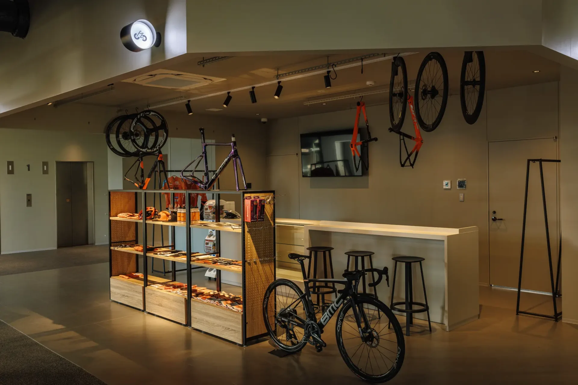 The Answer is “BICYCLE” ── <br>広島・宇品から始まる新しい自転車文化。<br>《せとうちサイクルステイズ》で、 瀬戸内の輪郭を身体に刻む旅へ。 07-1920x1281 The Answer is “BICYCLE” ── <br>広島・宇品から始まる新しい自転車文化。<br>《せとうちサイクルステイズ》で、 瀬戸内の輪郭を身体に刻む旅へ。 07-1920x1281