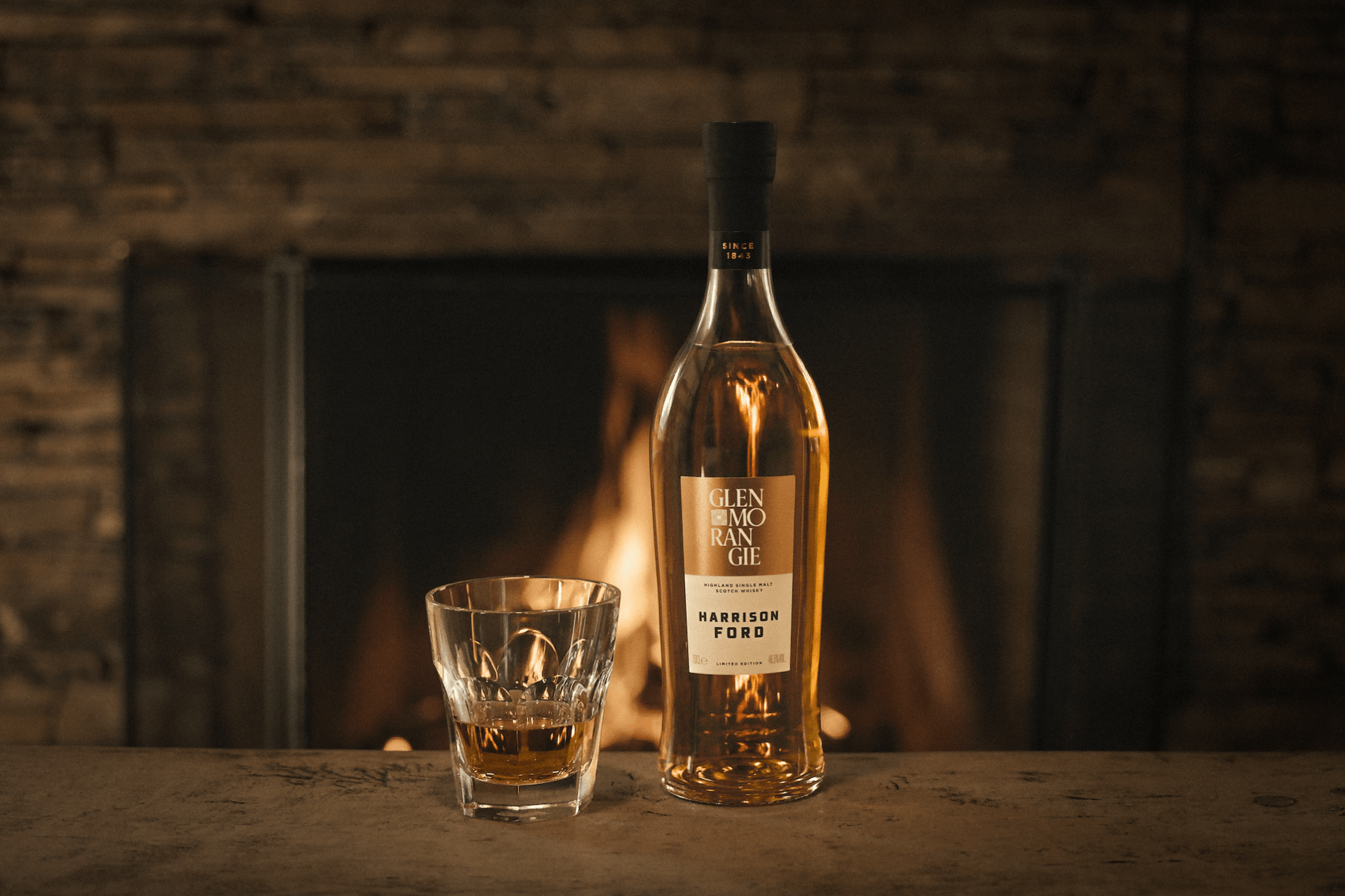 〈Glenmorangie〉が名優 ハリソン・フォードの名を冠したリミテッドエディションを数量限定で発売 Glenmo-HF_BottleKV-V1-CabinFire-1-1920x1280
