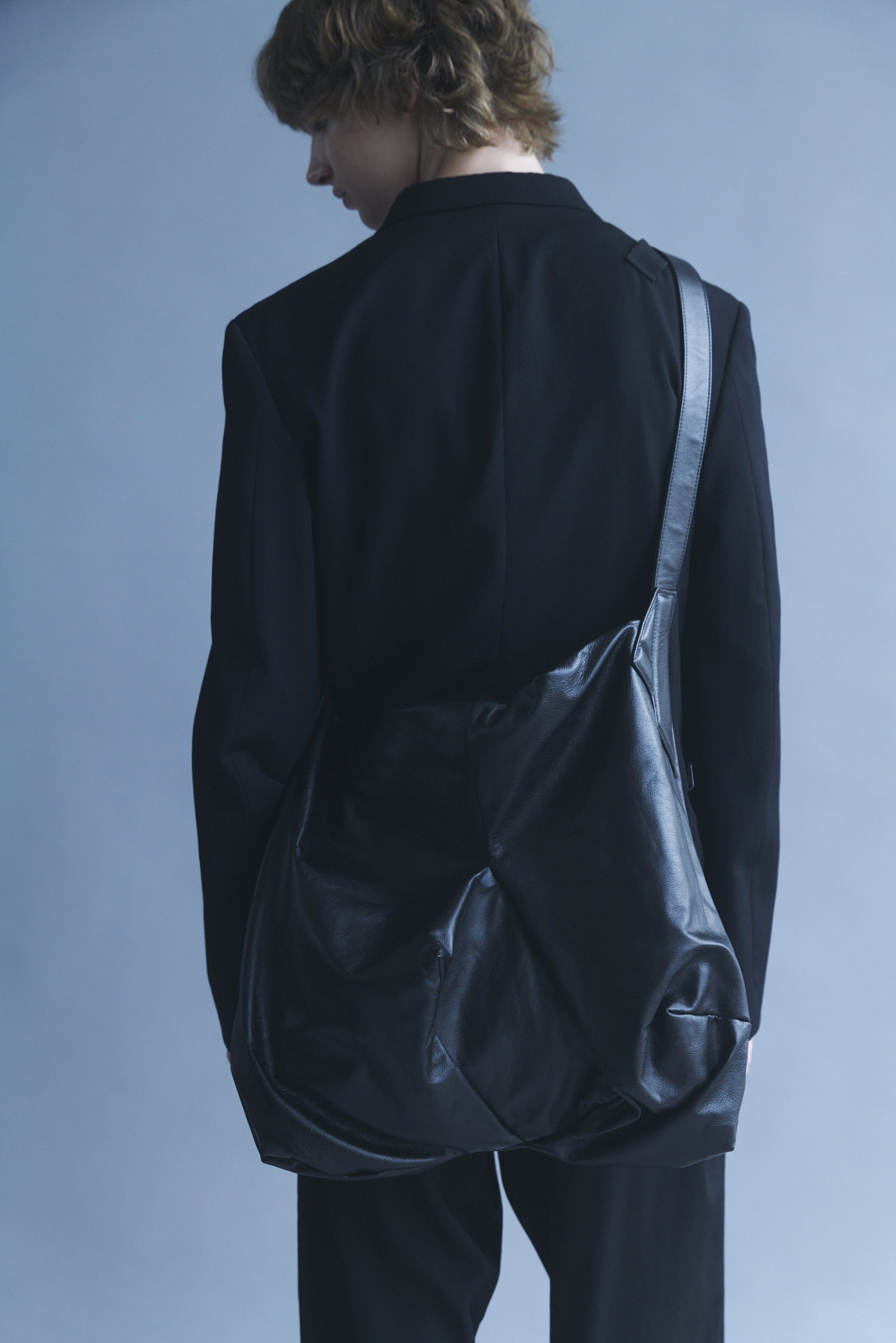 〈discord Yohji Yamamoto〉の定番 “Angular Bag”と“CLASP”シリーズから新作が登場 main-9