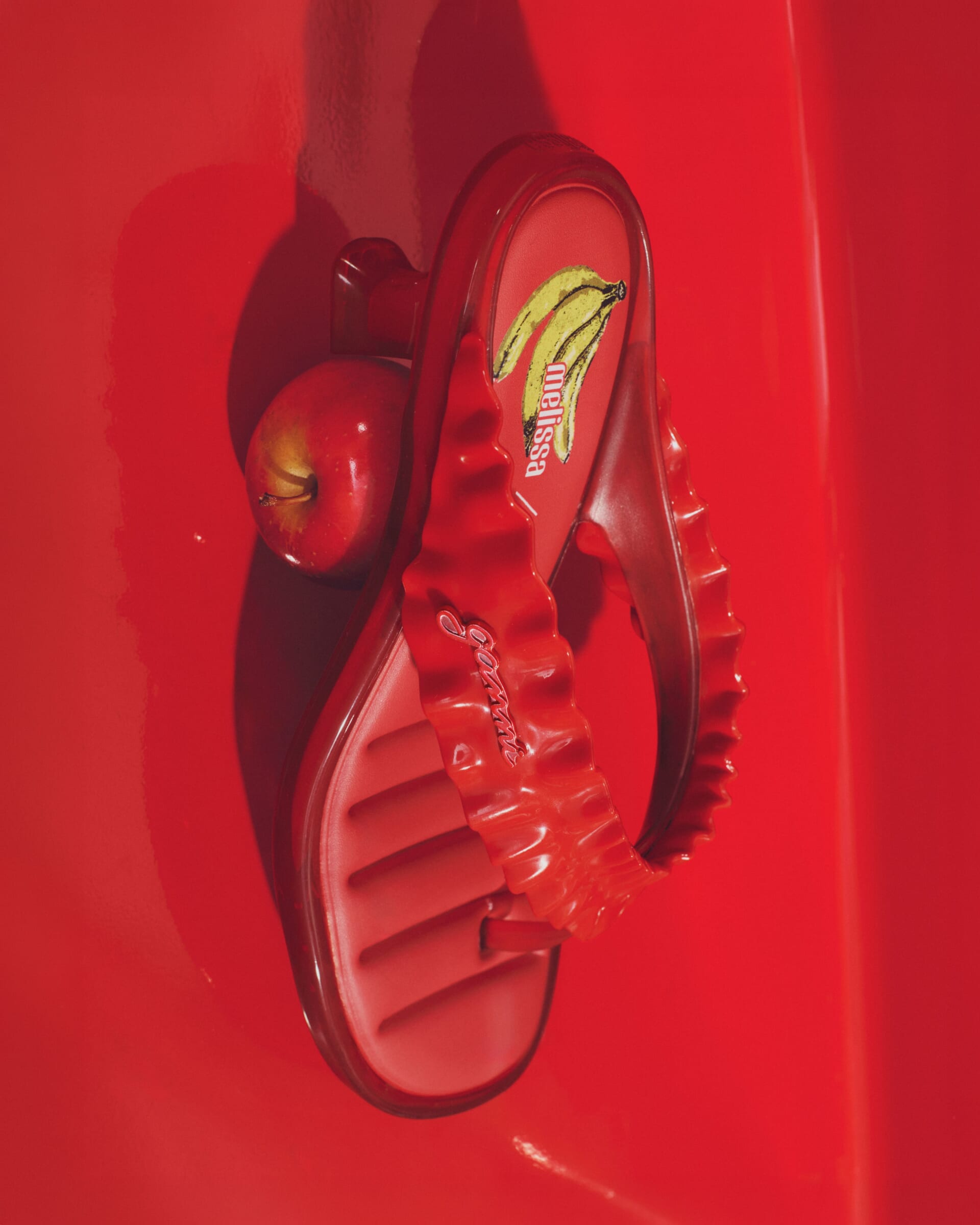 〈GANNI〉がフットウェアブランド〈Melissa〉との限定フットウェアコレクションを発売 sub1-10-1920x2400