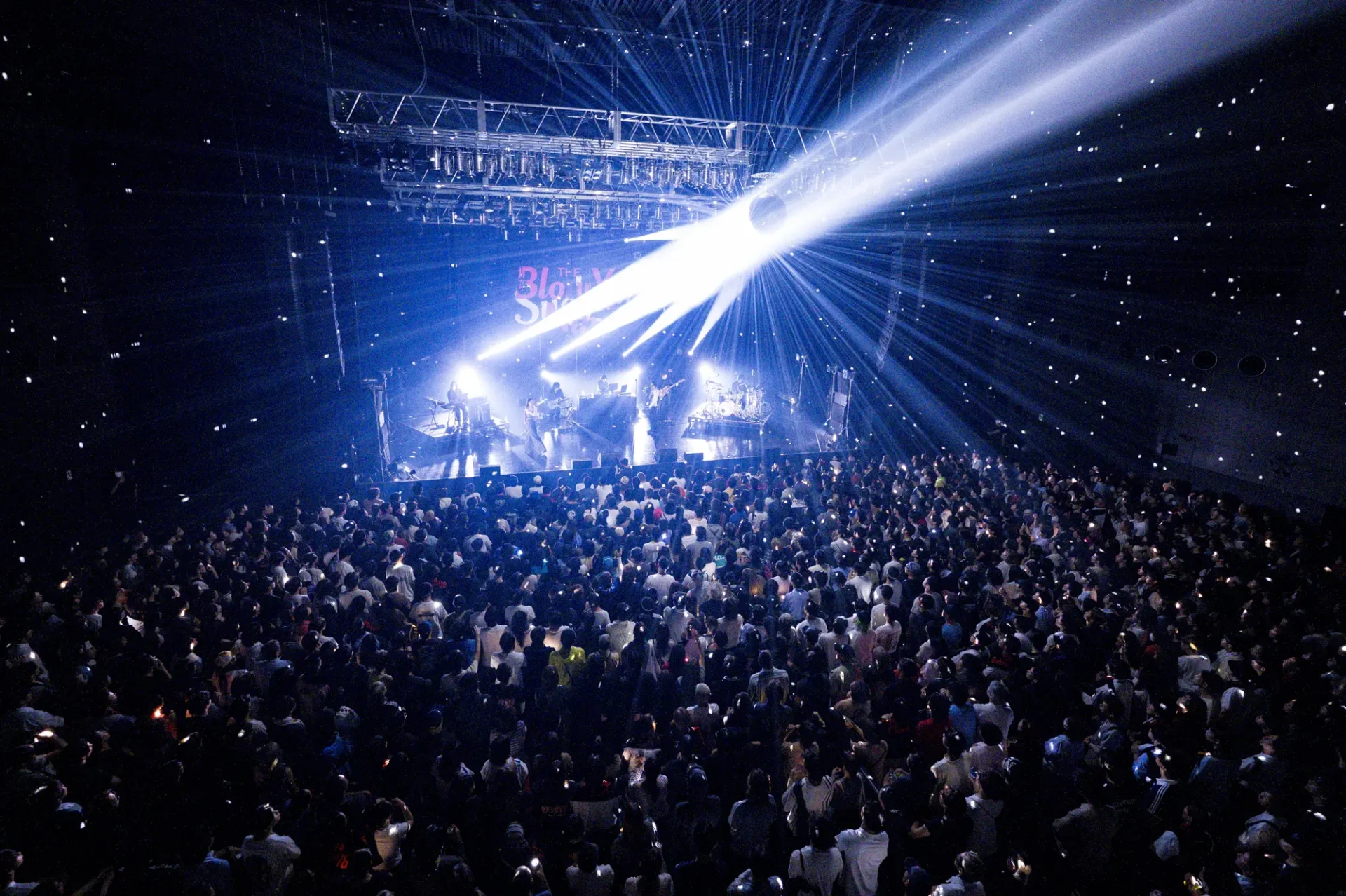 LIVE REPORT: <br>Suchmos The Blow Your Mind TOUR 2026 Suchmos × IOが示した<br>現在進行形<br>横浜から始まった<br>“Blow Your Mind”の旅 04_BYM_Day1_3-1920x1278