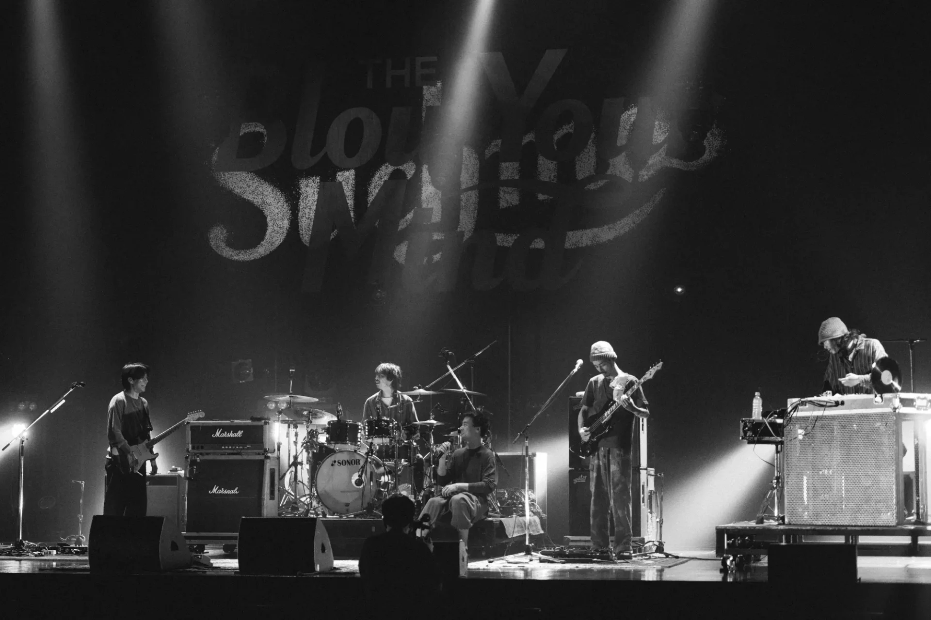 LIVE REPORT: <br>Suchmos The Blow Your Mind TOUR 2026 Suchmos × IOが示した<br>現在進行形<br>横浜から始まった<br>“Blow Your Mind”の旅 05__11-1920x1280