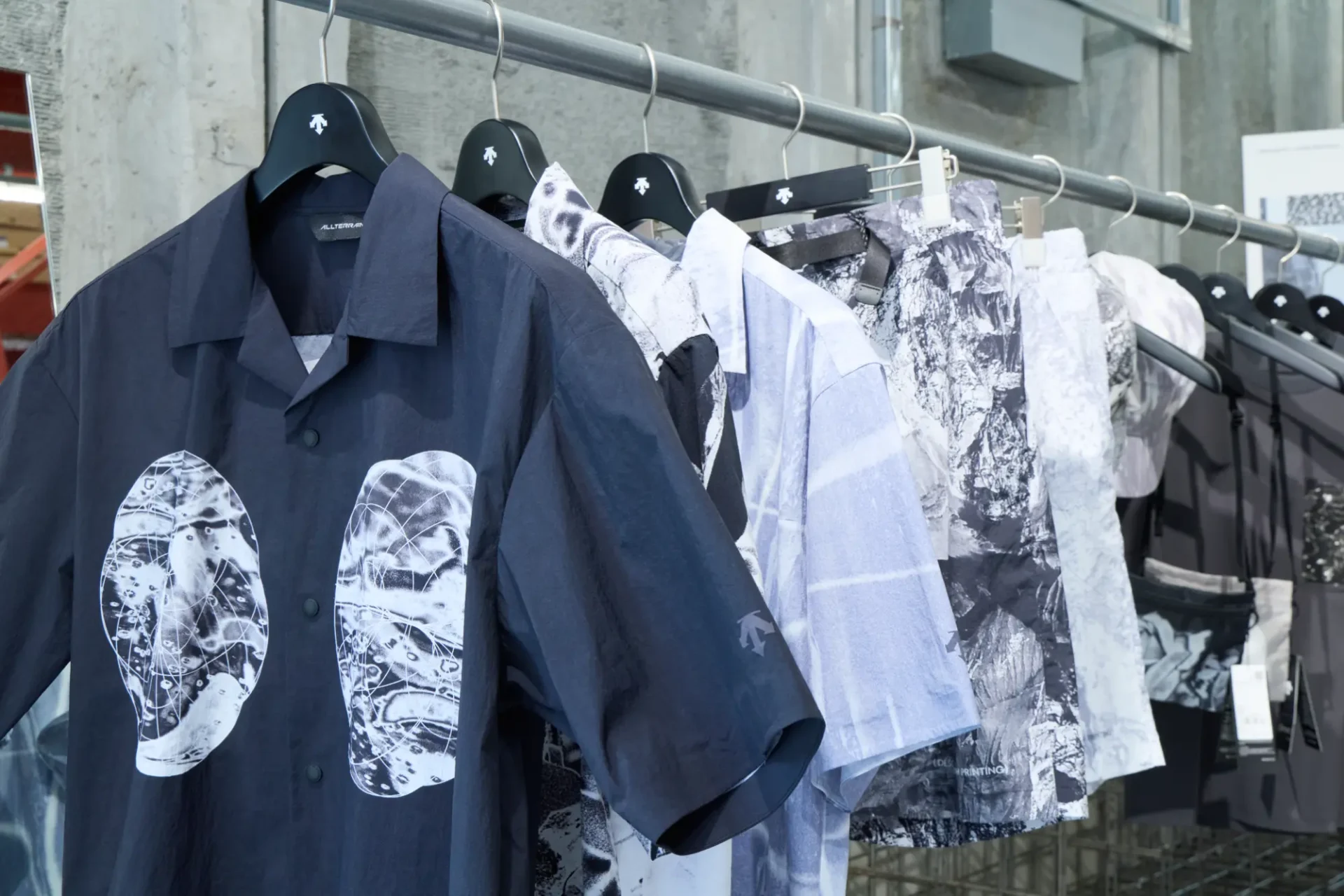 DESCENTE ALLTERRAIN × 上西祐理 境界を往来して生み出すビジュアルとプロダクト 260611_0587-1920x1280 DESCENTE ALLTERRAIN × 上西祐理 境界を往来して生み出すビジュアルとプロダクト 260611_0587-1920x1280