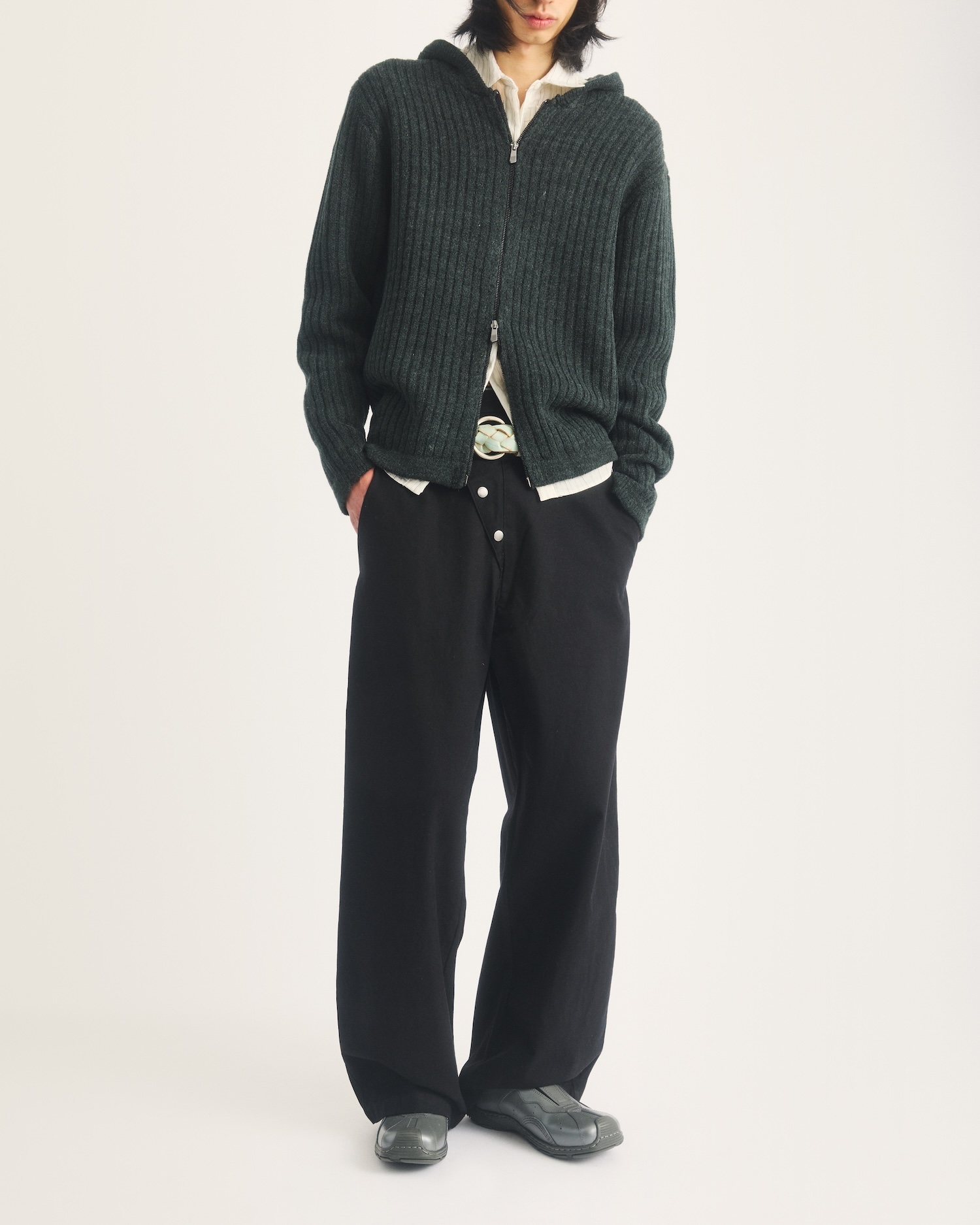 〈Dr. Martens〉が2000年代初頭のアーカイブを再構築した新作Aurixコレクションを発売 42292020_DR.-MARTENS_AURIX-GUNMETAL-SATIN-FINISH-LEATHER-SLIP-ON-MULES