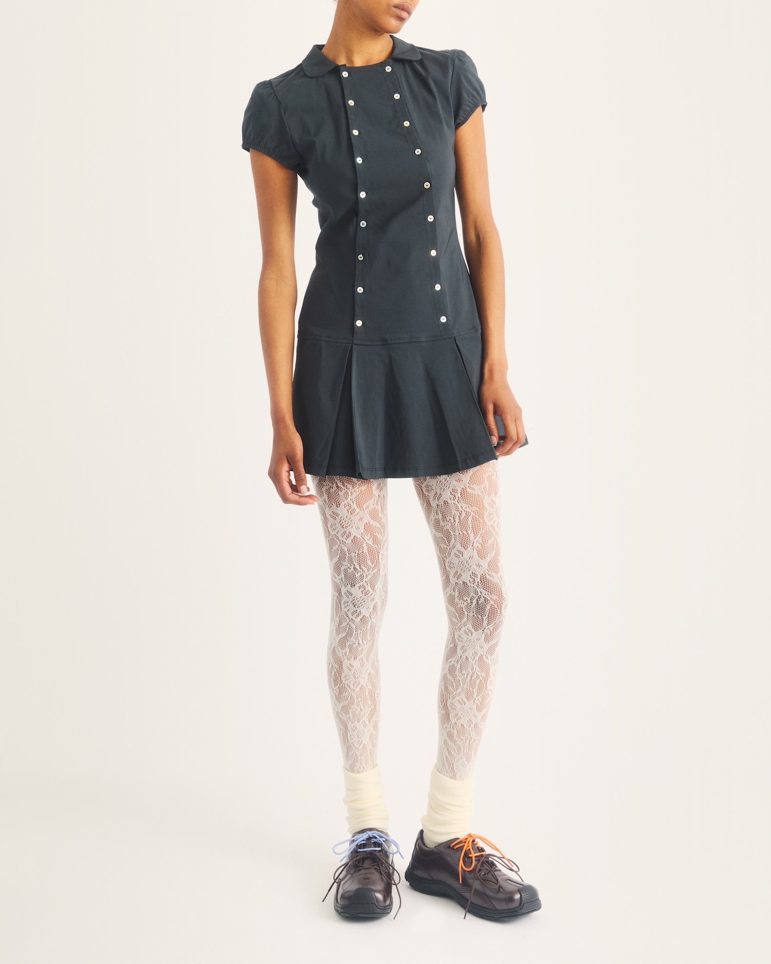 〈Dr. Martens〉が2000年代初頭のアーカイブを再構築した新作Aurixコレクションを発売 42816600_DR.-MARTENS_AURIX-5I-OXBLOOD-SATIN-FINISH-LEATHER-SHOES-2