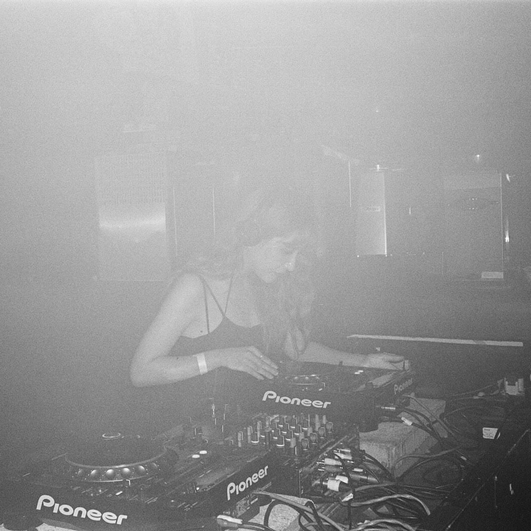 新たな狼煙が上がる2日間。漂流音楽が選ぶ<FUTURE FREQUENCIES FESTIVAL>注目アクト & 5人の特別寄稿 Manaha 新たな狼煙が上がる2日間。漂流音楽が選ぶ<FUTURE FREQUENCIES FESTIVAL>注目アクト & 5人の特別寄稿 Manaha