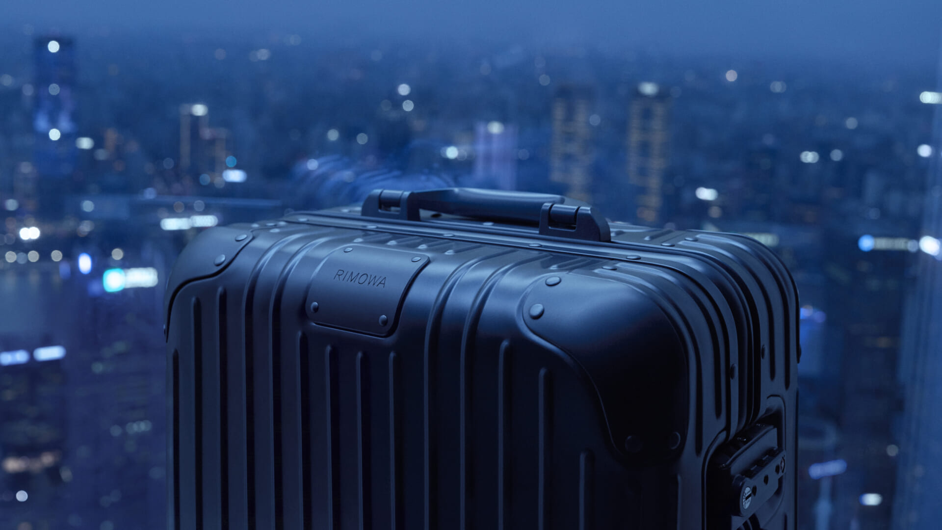 「RIMOWA」のアイコンコレクション “Original”から新定番カラー “インクブルー”が登場 sub2-8-1920x1080 「RIMOWA」のアイコンコレクション “Original”から新定番カラー “インクブルー”が登場 sub2-8-1920x1080