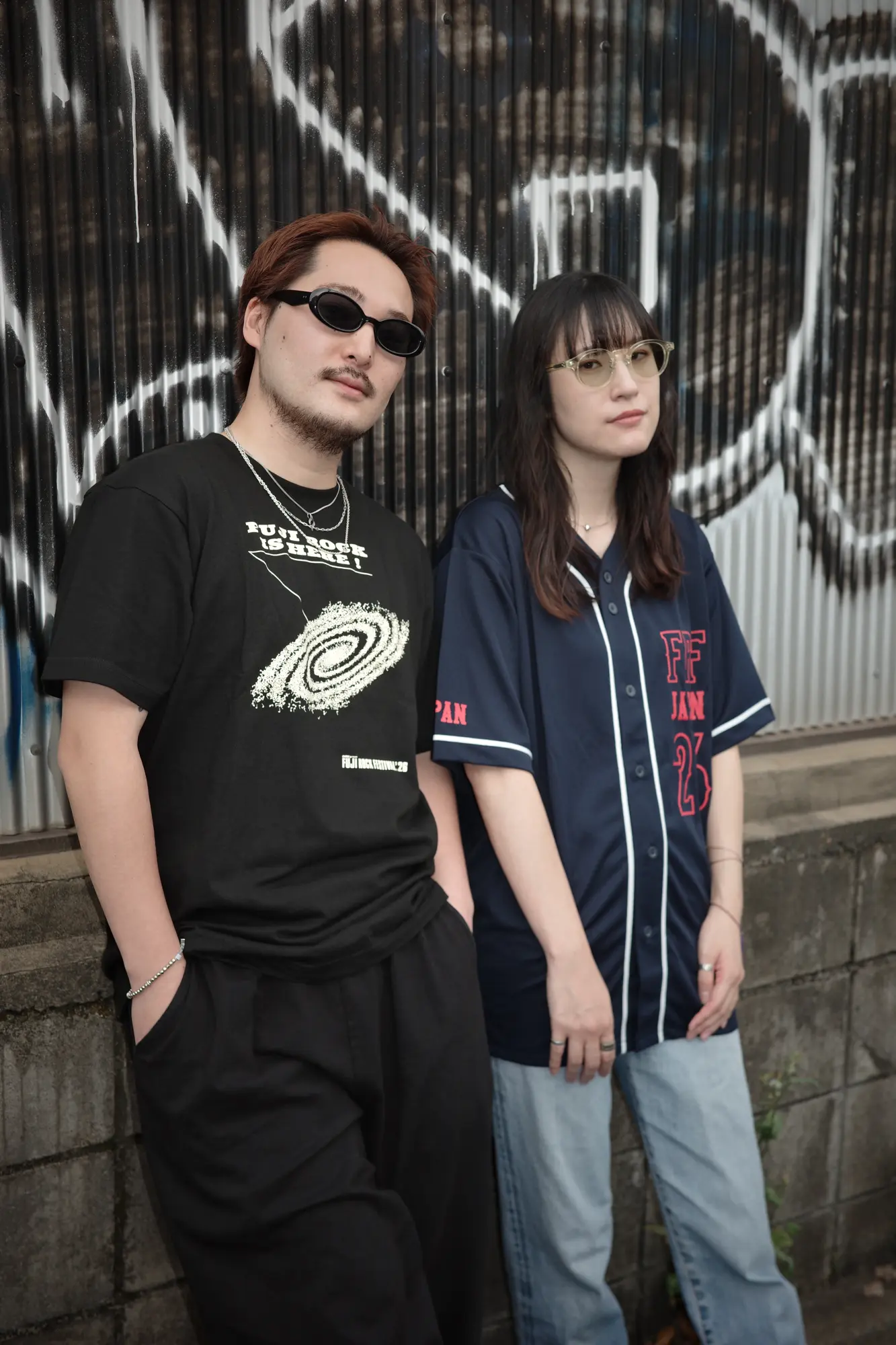 FUJI ROCK '26：フェスだけじゃもったいない。オフィシャルグッズを日常に落とし込む、夏の街中コーデ R0007369