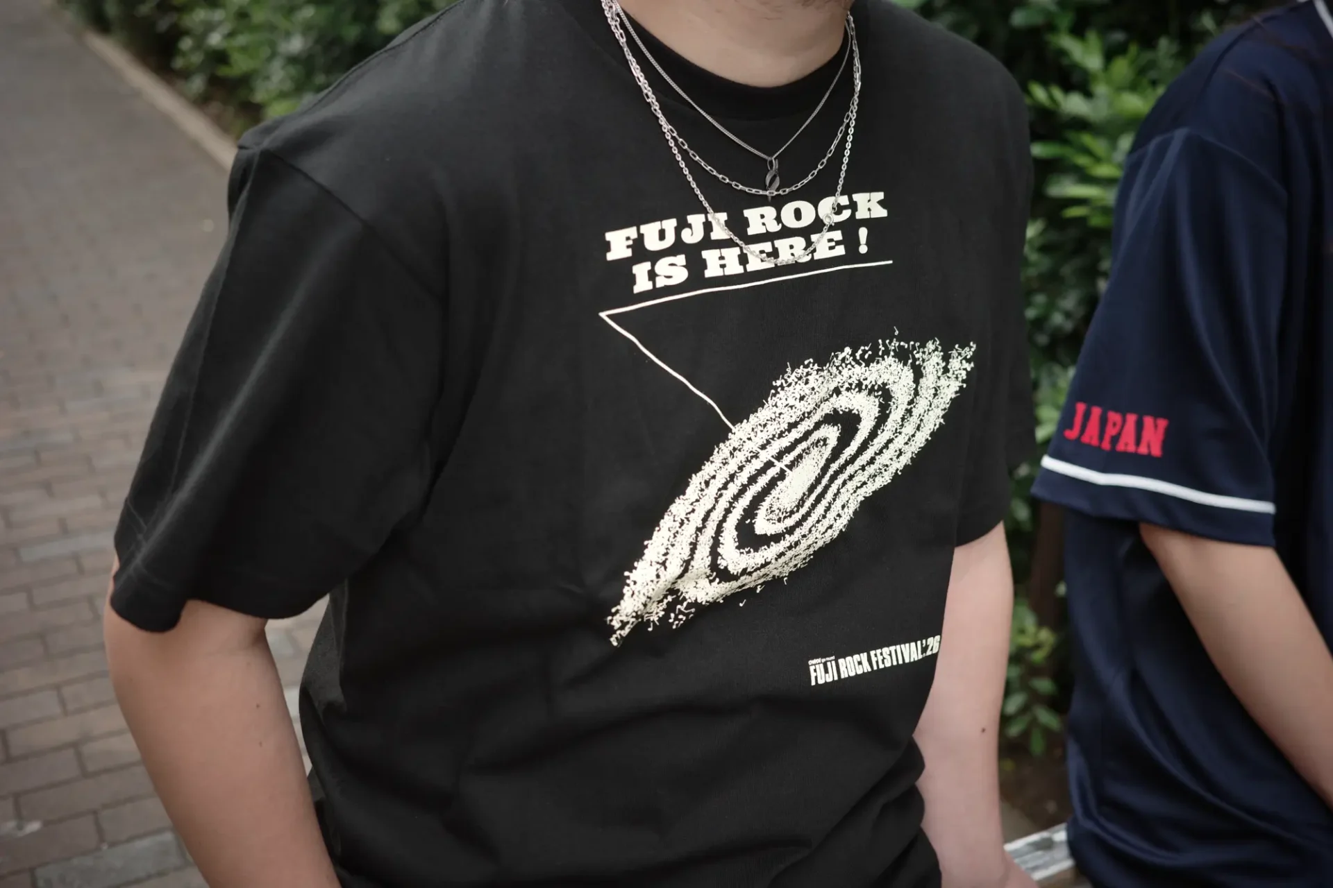 FUJI ROCK '26：フェスだけじゃもったいない。オフィシャルグッズを日常に落とし込む、夏の街中コーデ R0007418-1920x1280