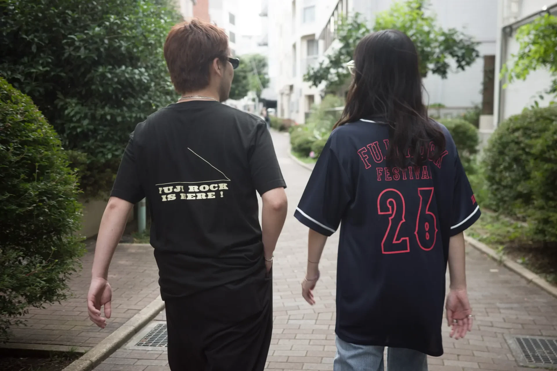 FUJI ROCK '26：フェスだけじゃもったいない。オフィシャルグッズを日常に落とし込む、夏の街中コーデ R0007426_2_1-1920x1280