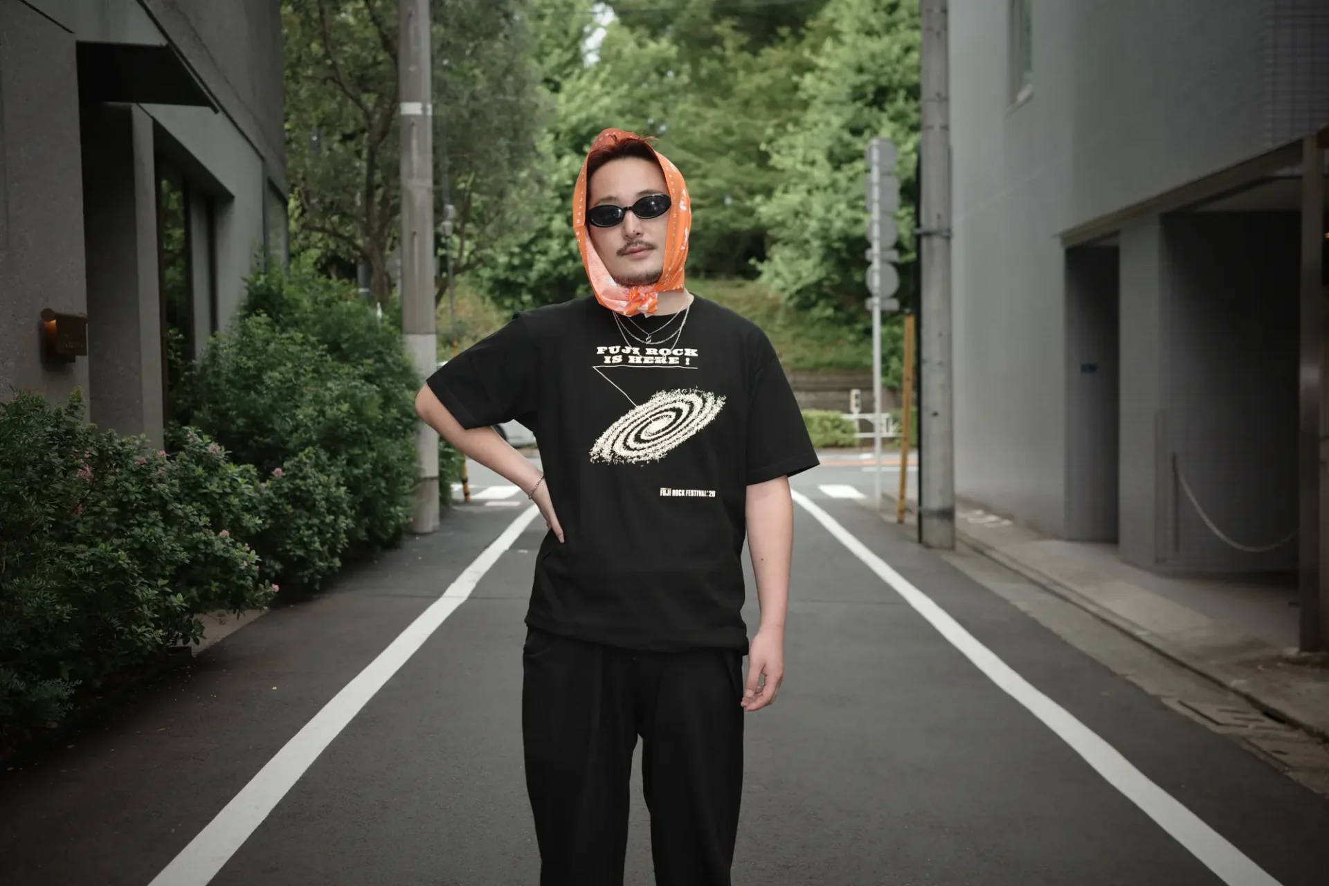 FUJI ROCK '26：フェスだけじゃもったいない。オフィシャルグッズを日常に落とし込む、夏の街中コーデ R0007453-1920x1280