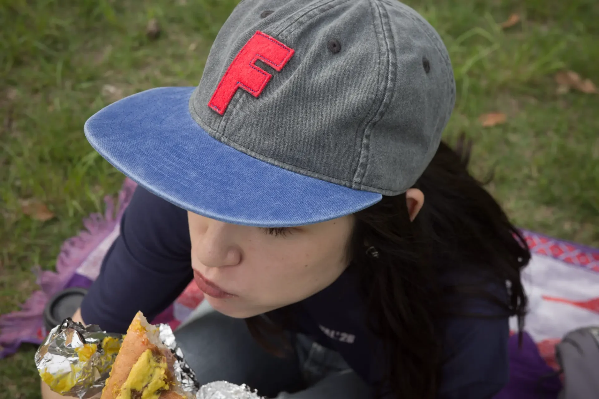 FUJI ROCK '26：フェスだけじゃもったいない。オフィシャルグッズを日常に落とし込む、夏の街中コーデ R0007215_2_1-1920x1280
