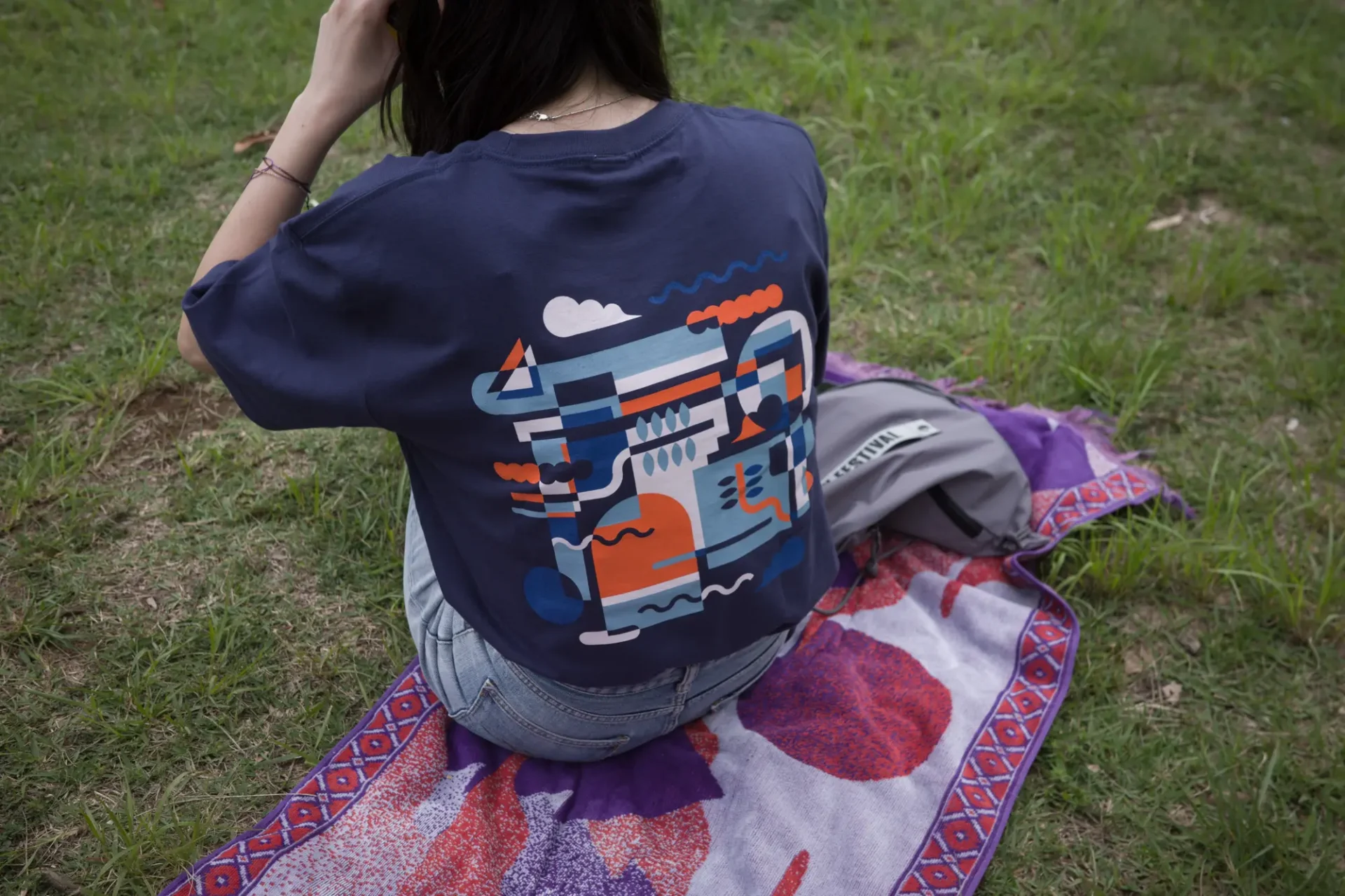 FUJI ROCK '26：フェスだけじゃもったいない。オフィシャルグッズを日常に落とし込む、夏の街中コーデ R0007258_2_1-1920x1280