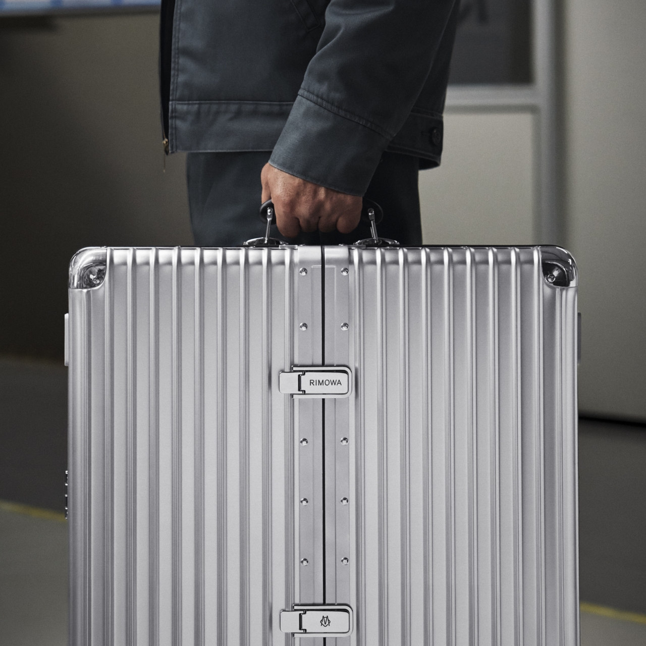 「RIMOWA」がダーツボードケースを発売 | 米俳優のウォルトン・ゴギンズを起用したキャンペーンムービーも公開 sub1-14