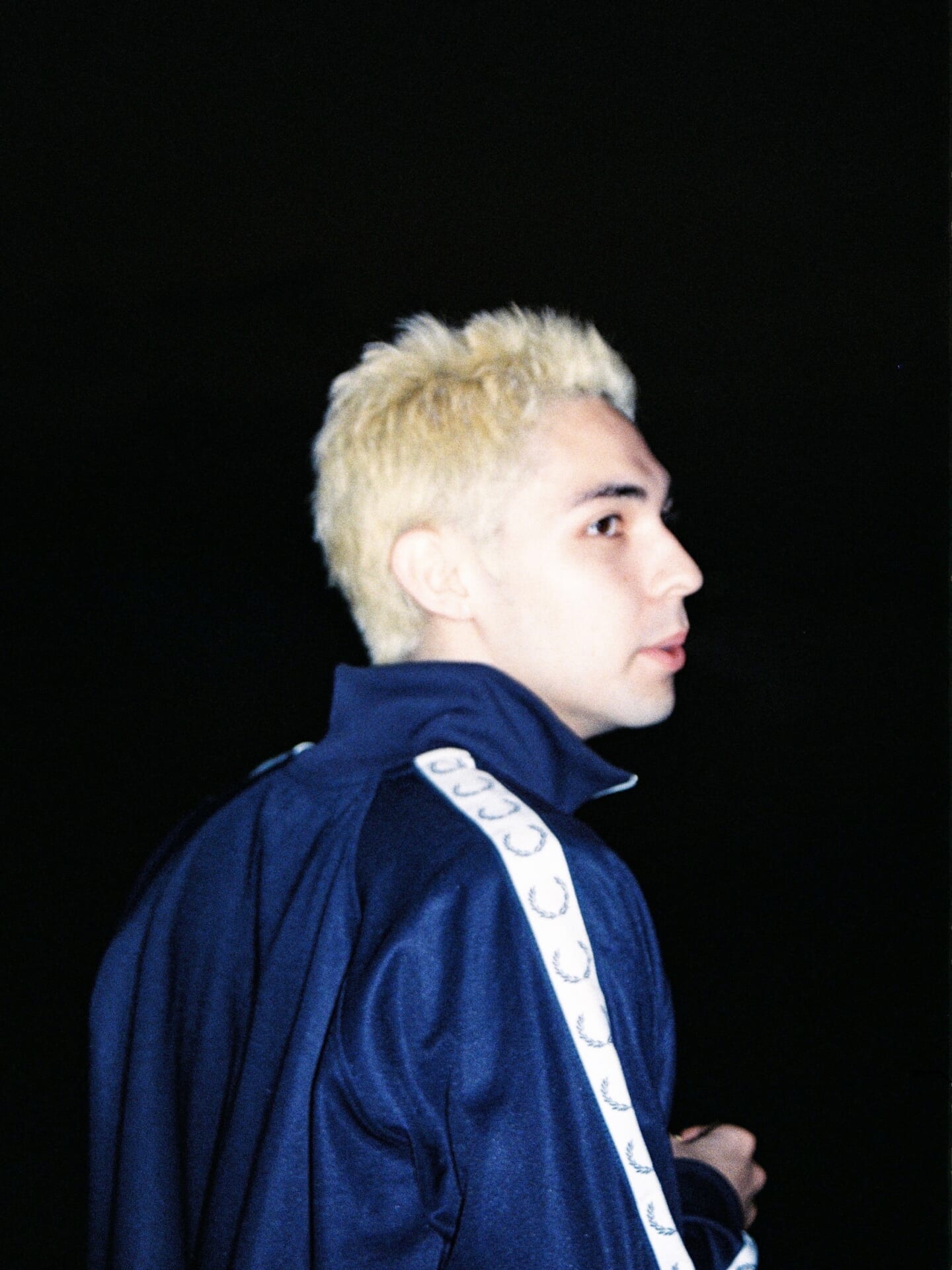 <detector>によるコンピシリーズ “dance detective”からどんぐりず・chomoら参加の第3弾がリリース arttist-photo_George-Bolton-1440x1920 <detector>によるコンピシリーズ “dance detective”からどんぐりず・chomoら参加の第3弾がリリース arttist-photo_George-Bolton-1440x1920