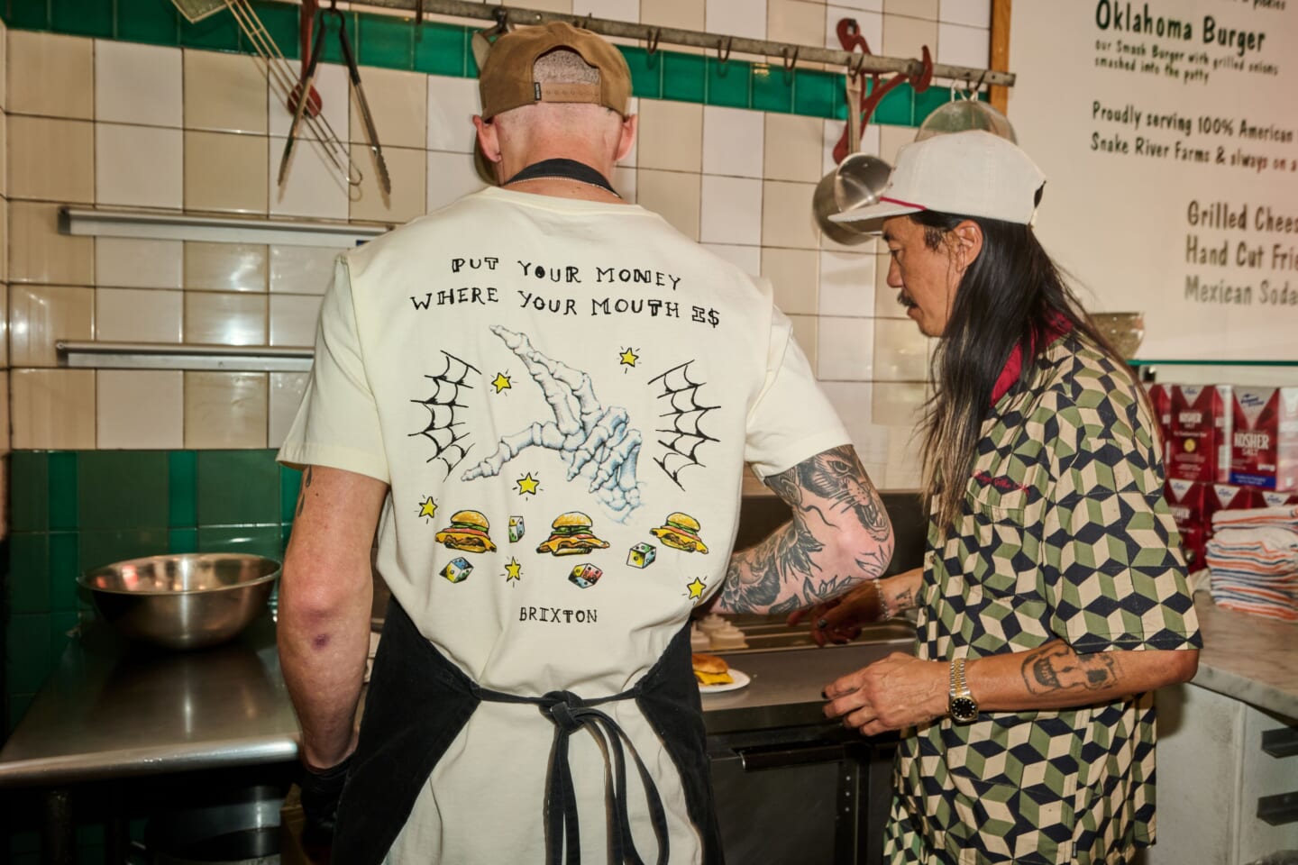 〈Brixton〉が米ロサンゼルスのバーガーショップ Burger She Wroteとのコラボレーションを発表 FA26-BRIXTON-BURGER_SHE_WROTE-BSW_SHORT_SLEEVE_TEE-044-1440x960 〈Brixton〉が米ロサンゼルスのバーガーショップ Burger She Wroteとのコラボレーションを発表 FA26-BRIXTON-BURGER_SHE_WROTE-BSW_SHORT_SLEEVE_TEE-044-1440x960