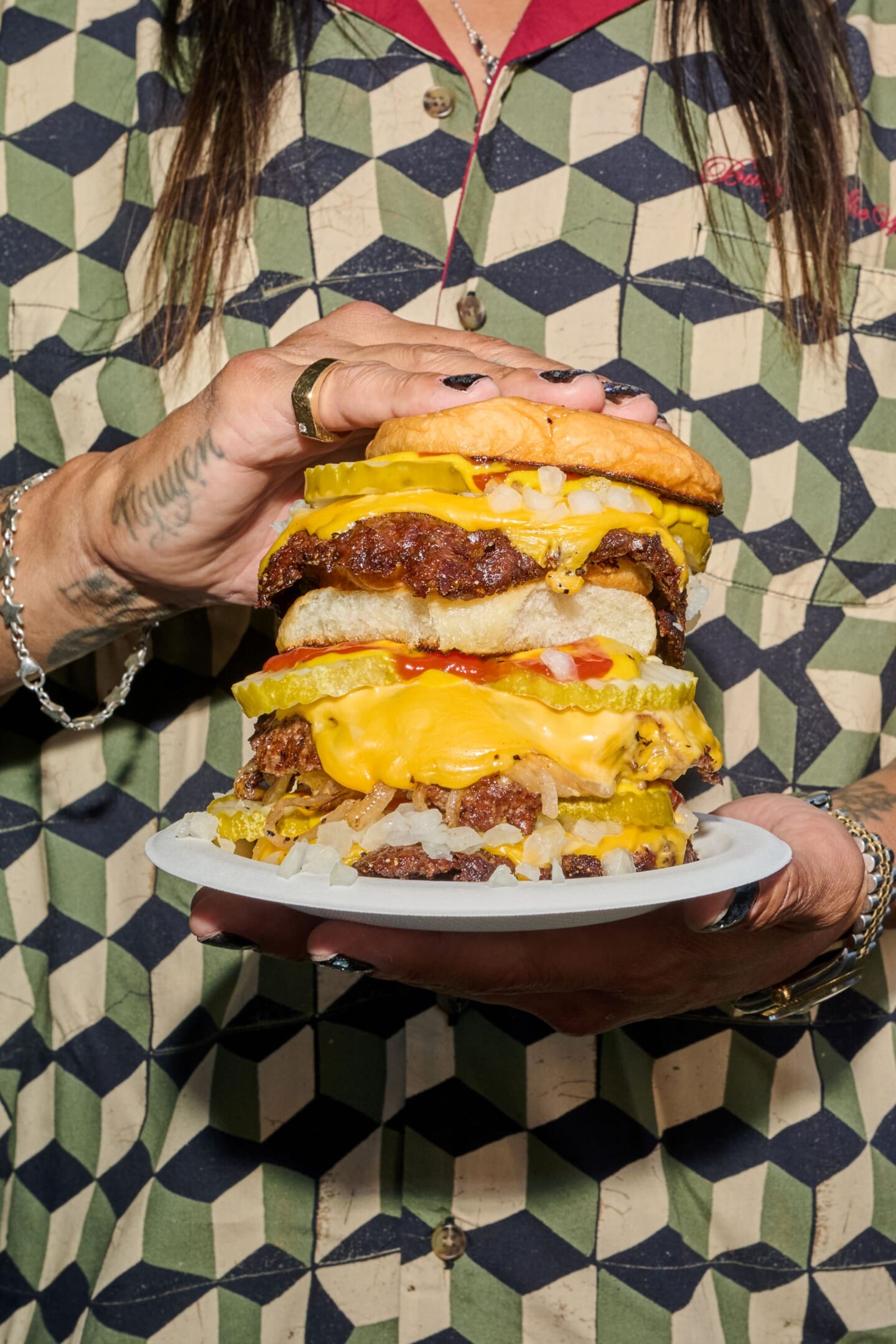 〈Brixton〉が米ロサンゼルスのバーガーショップ Burger She Wroteとのコラボレーションを発表 FA26-BRIXTON-BURGER_SHE_WROTE-BSW_SHORT_SLEEVE_WOVEN-084-1440x2159 〈Brixton〉が米ロサンゼルスのバーガーショップ Burger She Wroteとのコラボレーションを発表 FA26-BRIXTON-BURGER_SHE_WROTE-BSW_SHORT_SLEEVE_WOVEN-084-1440x2159