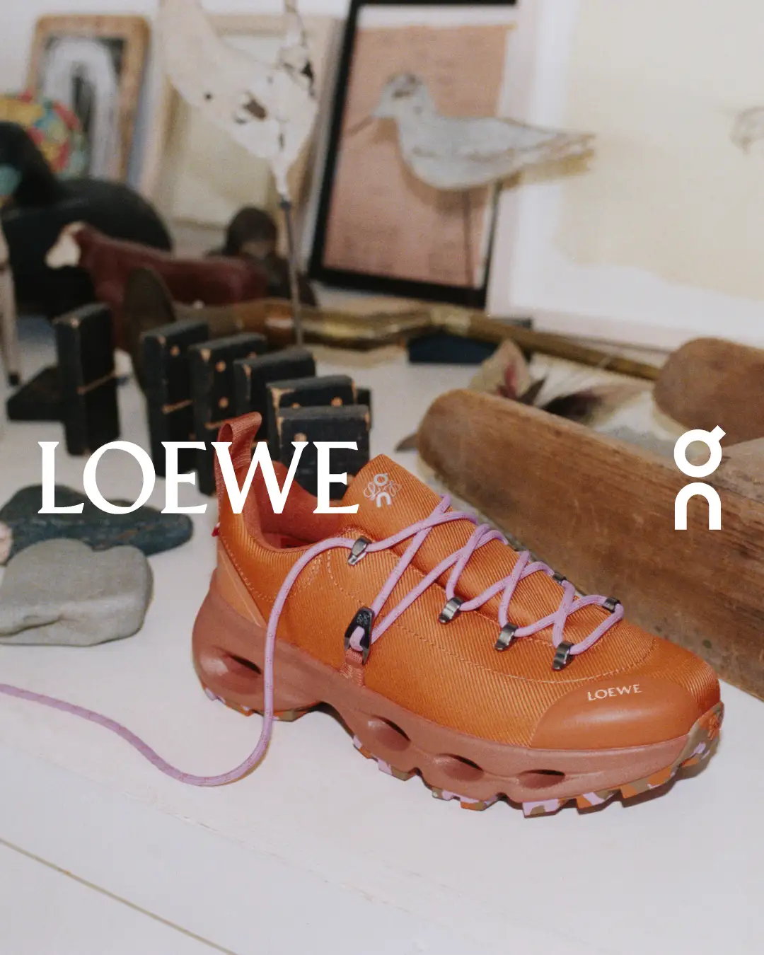 〈LOEWE〉がスイス発のスポーツブランド〈On〉とのコラボレーションを発表 10711-234-be118e02b84504421d6ff0d4642878a4-2160x2700-1