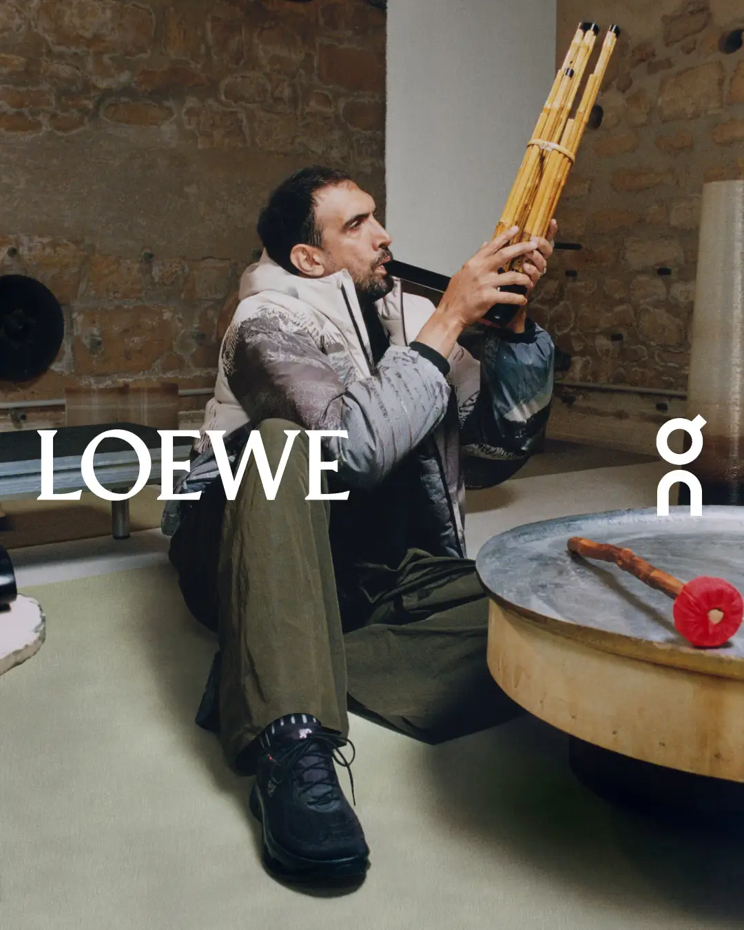 〈LOEWE〉がスイス発のスポーツブランド〈On〉とのコラボレーションを発表 10711-234-b0263dfb16bd34afcc844342cda74137-2160x2700-1