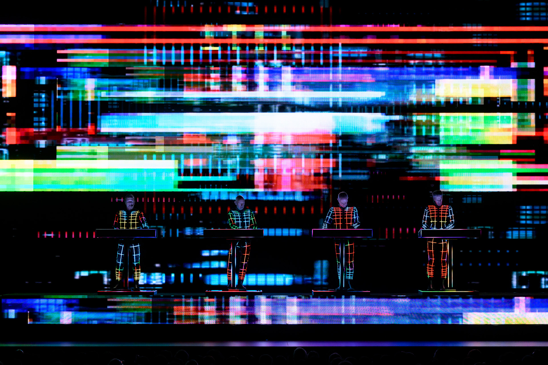 【LIVE REPORT】テクノロジーと人類 クラフトワークが最新ライブで届けた不変の問いかけ KRAFTWERK26_40_3