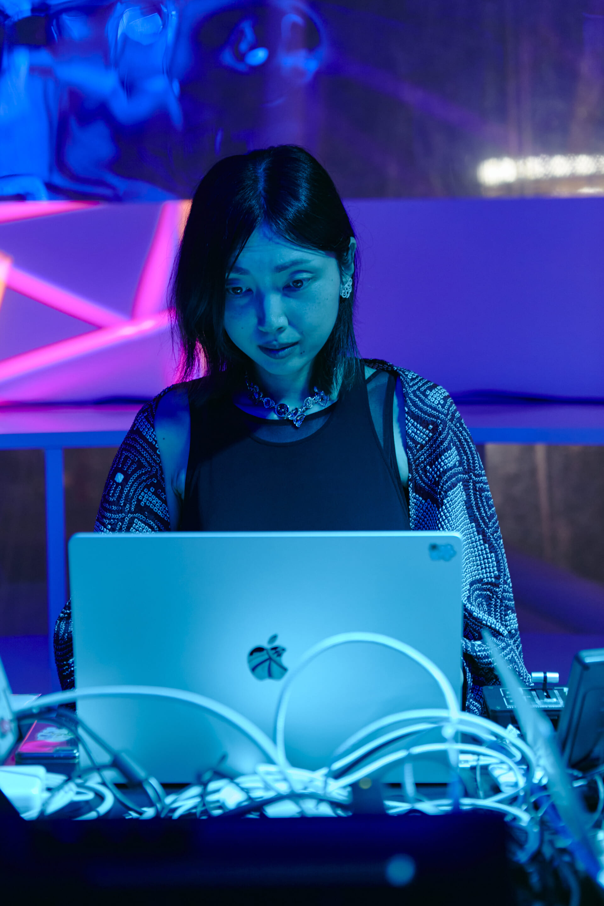 【INTERVIEW】大阪万博スイスパビリオンを彩る、音と光のセッション──江原彩子、畠山地平、安河内秀太による特別ライブの舞台裏 V1A4580-1920x2880