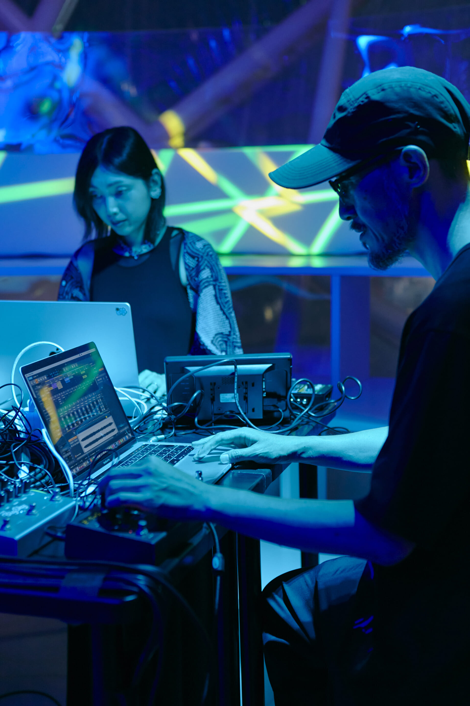 【INTERVIEW】大阪万博スイスパビリオンを彩る、音と光のセッション──江原彩子、畠山地平、安河内秀太による特別ライブの舞台裏 V1A4585-1920x2880